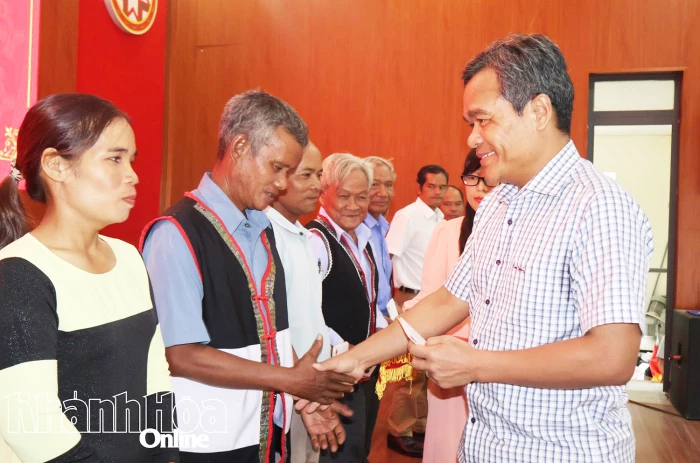 Đồng chí Hồ Văn Niên kiểm tra công tác dân tộc và tín ngưỡng, tôn giáo tại xã Khánh Sơn 