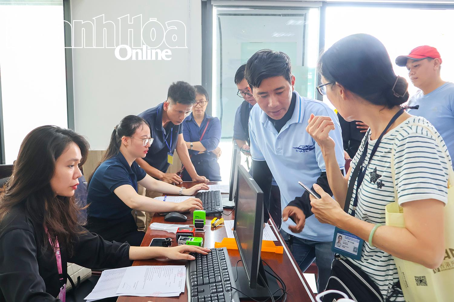 Du khách thực hiện thủ tục nộp phí tham quan danh lam thắng cảnh 
vịnh Nha Trang tại Bến tàu du lịch Nha Trang sáng 25-9.
