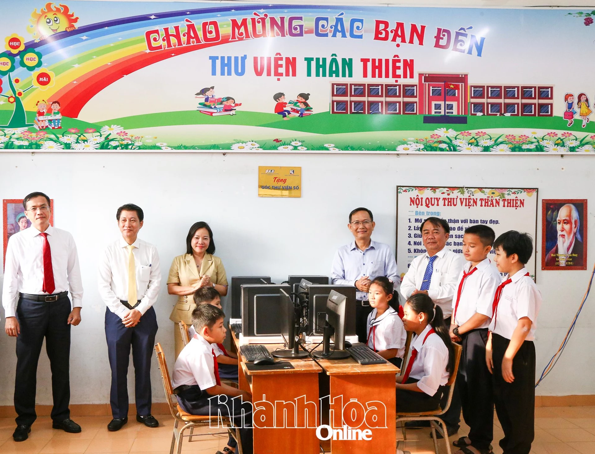 Lãnh đạo Báo và Phát thanh, Truyền hình Khánh Hòa, Tổng Công ty Khánh Việt và các đơn vị trao tặng Góc thư viện số cho TRường Tiểu học Ninh Xuân