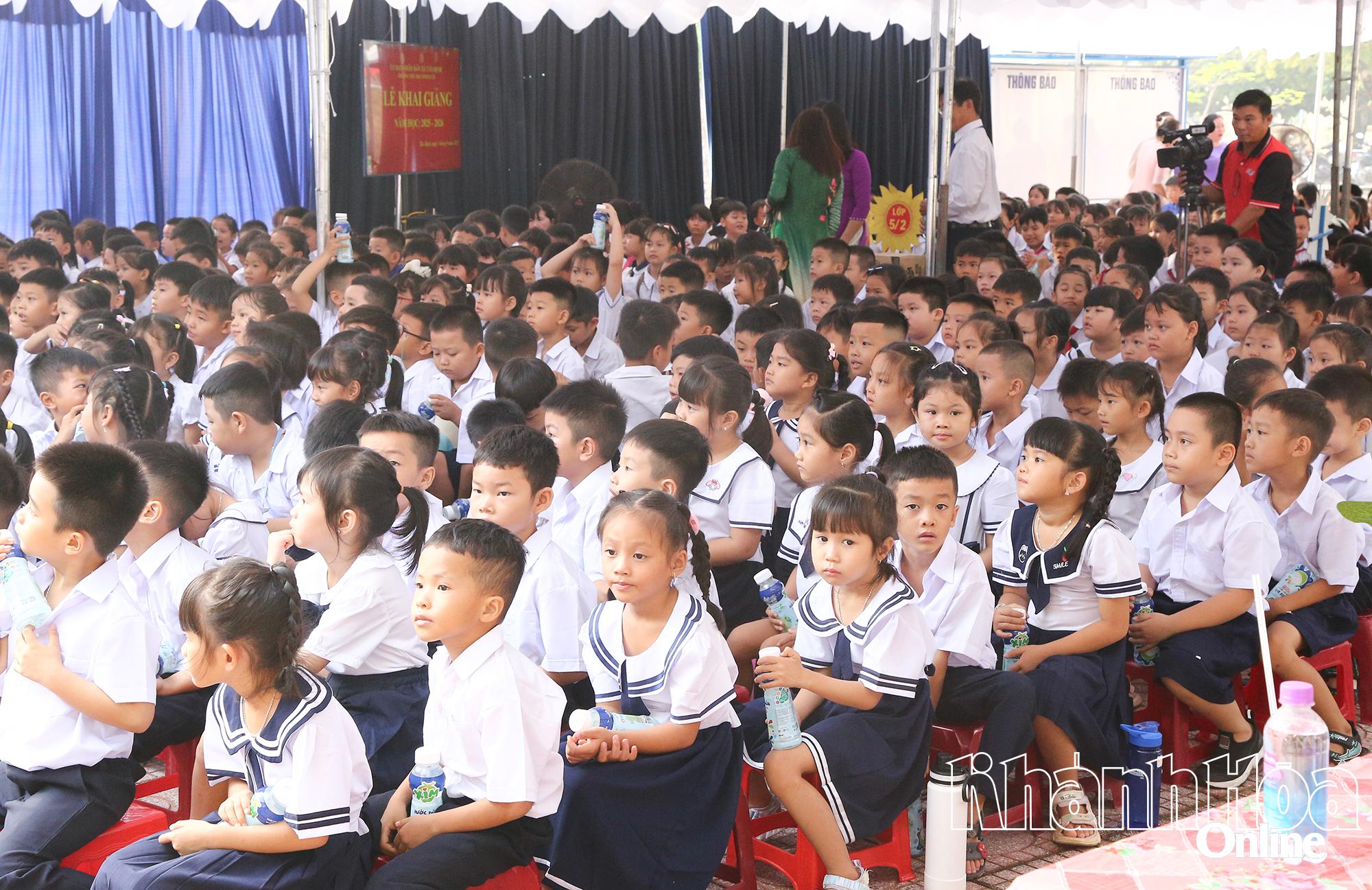 Các em học sinh Trường Tiểu học Ninh Xuân tại lễ khai giảng năm học mới