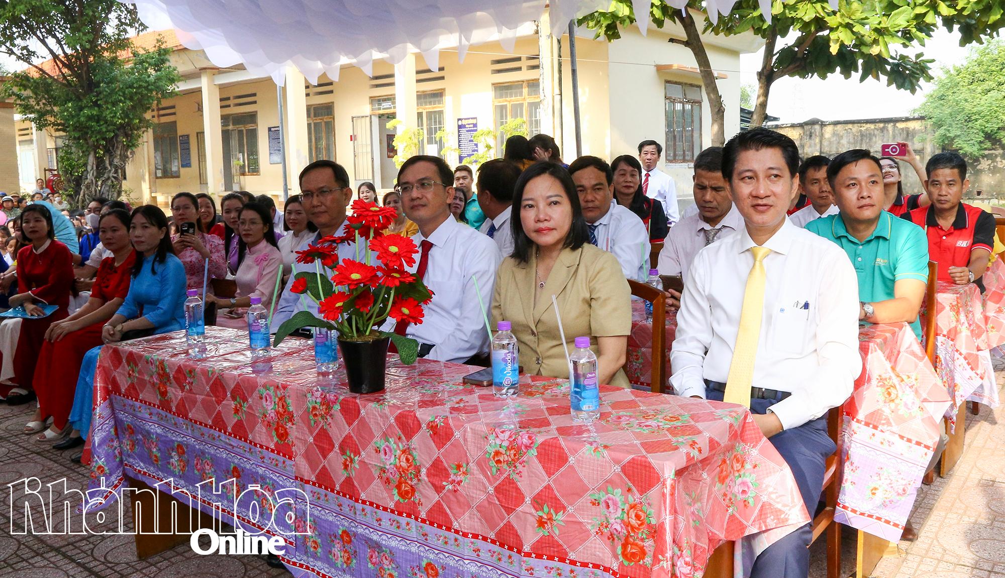 Các đại biểu dự lễ khai giảng năm học 2025-2026 tại Trường Tiểu học Ninh Xuân