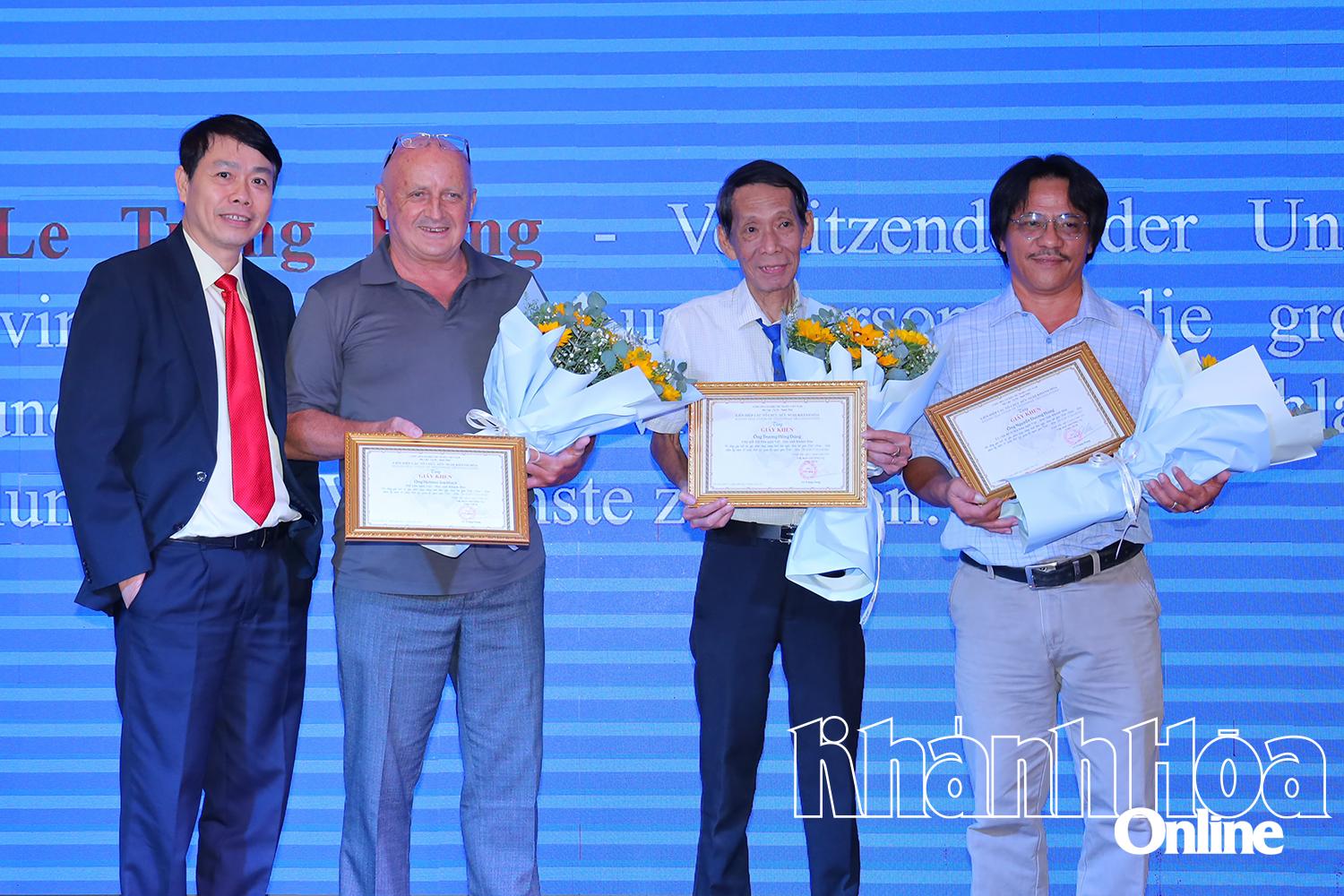 Lãnh đạo Liên hiệp các tổ chức hữu nghị tỉnh Khánh Hòa tặng giấy khen có các cá nhân có thành tích xuất sắc.