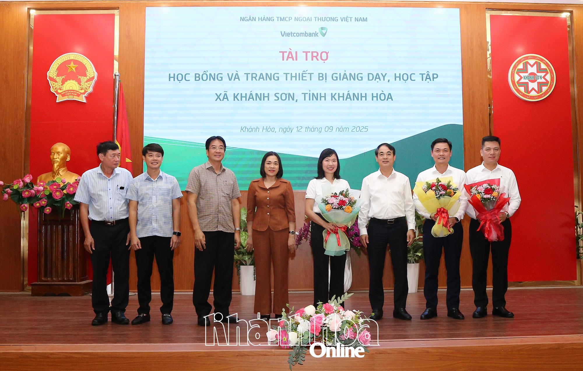 Đồng chí Bí thư Tỉnh ủy Nghiêm Xuân Thành và các đồng chí lãnh đạo tỉnh và xã Khánh Sơn tặng hoa tri ân lãnh đạo Vietcombank và lãnh đạo các chi nhánh