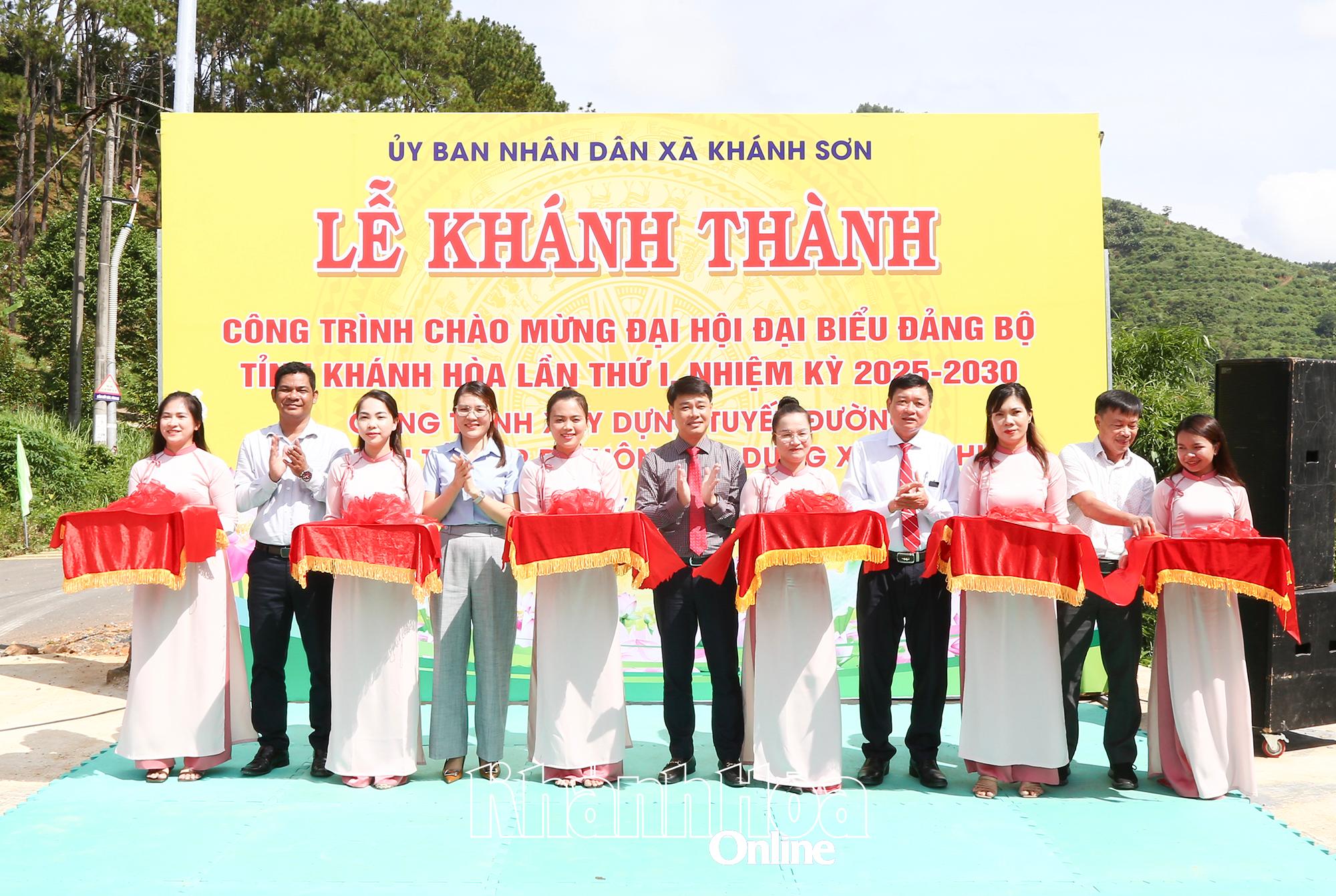Lãnh đạo xã Khánh Sơn cắt băng khánh thành công trình