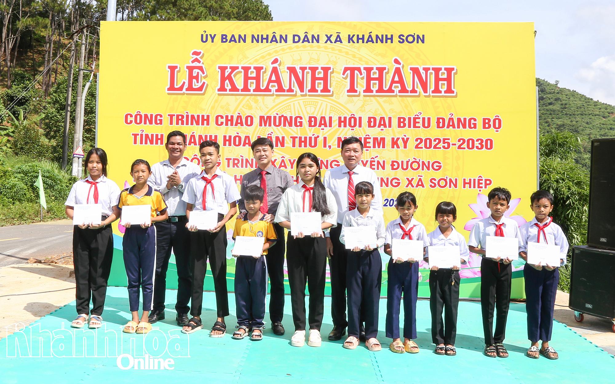 Lãnh đạo xã Khánh Sơn trao học bổng cho các em học sinh