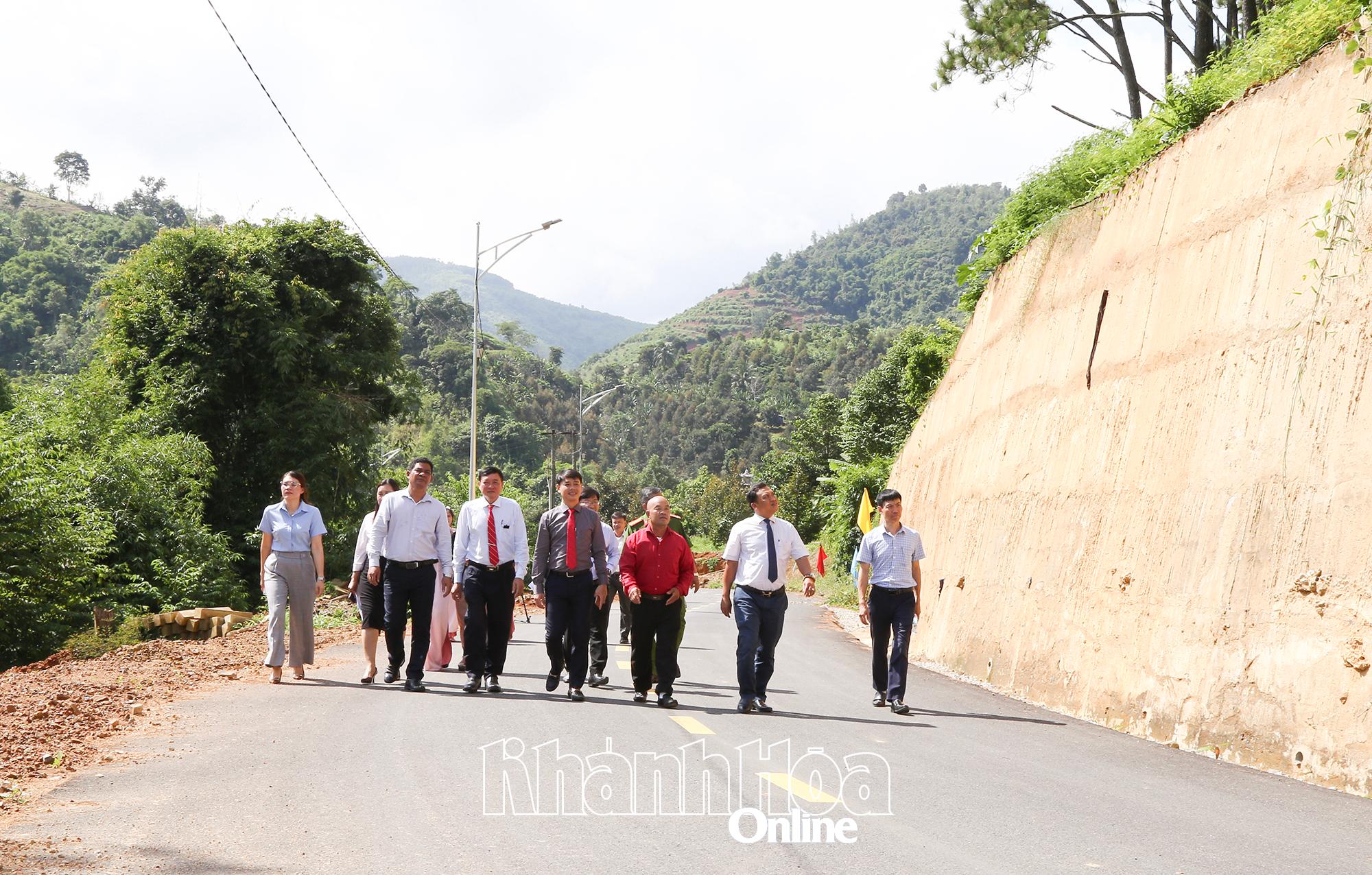 Các đại biểu dự lễ khánh thành, tham quan công trình