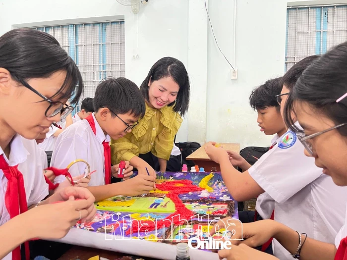 Cô và trò làm tranh “Vui Trung thu” từ lưới xốp bọc trái cây