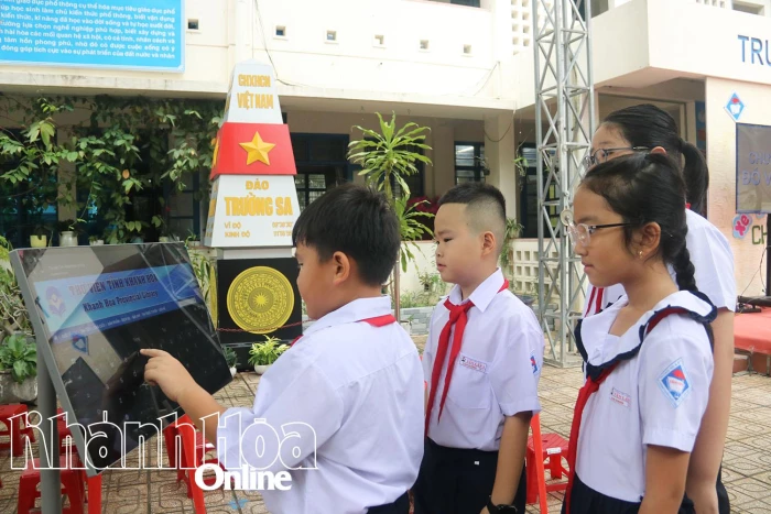 Xe thư viện lưu động đưa sách đến với học sinh