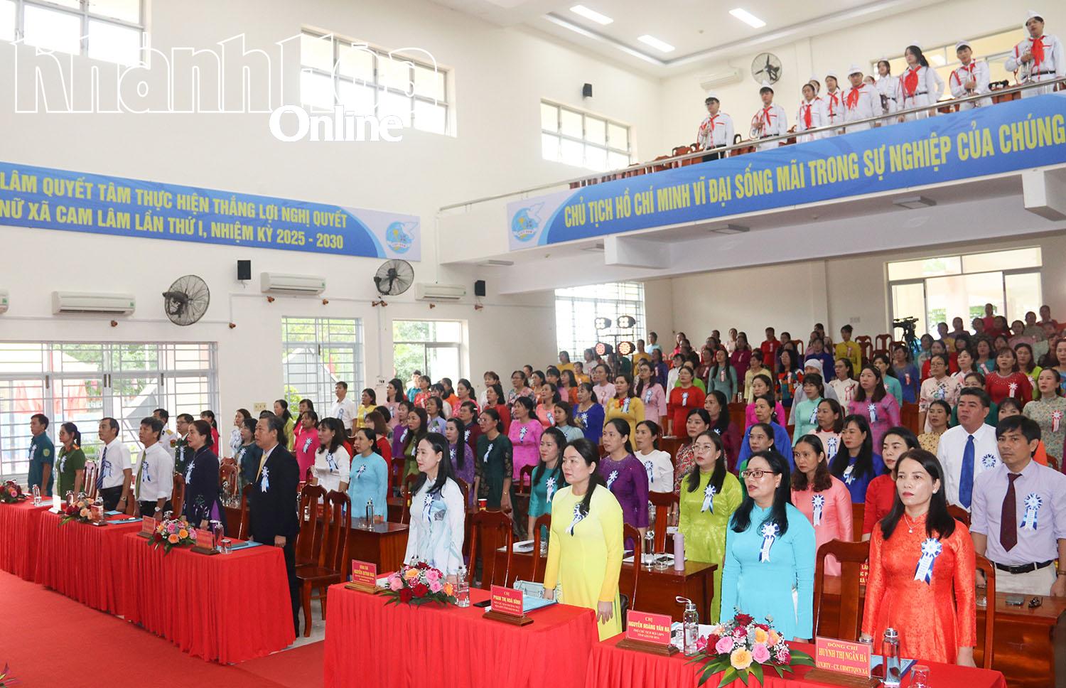 Các đại biểu thực hiện nghi lễ chào cờ.