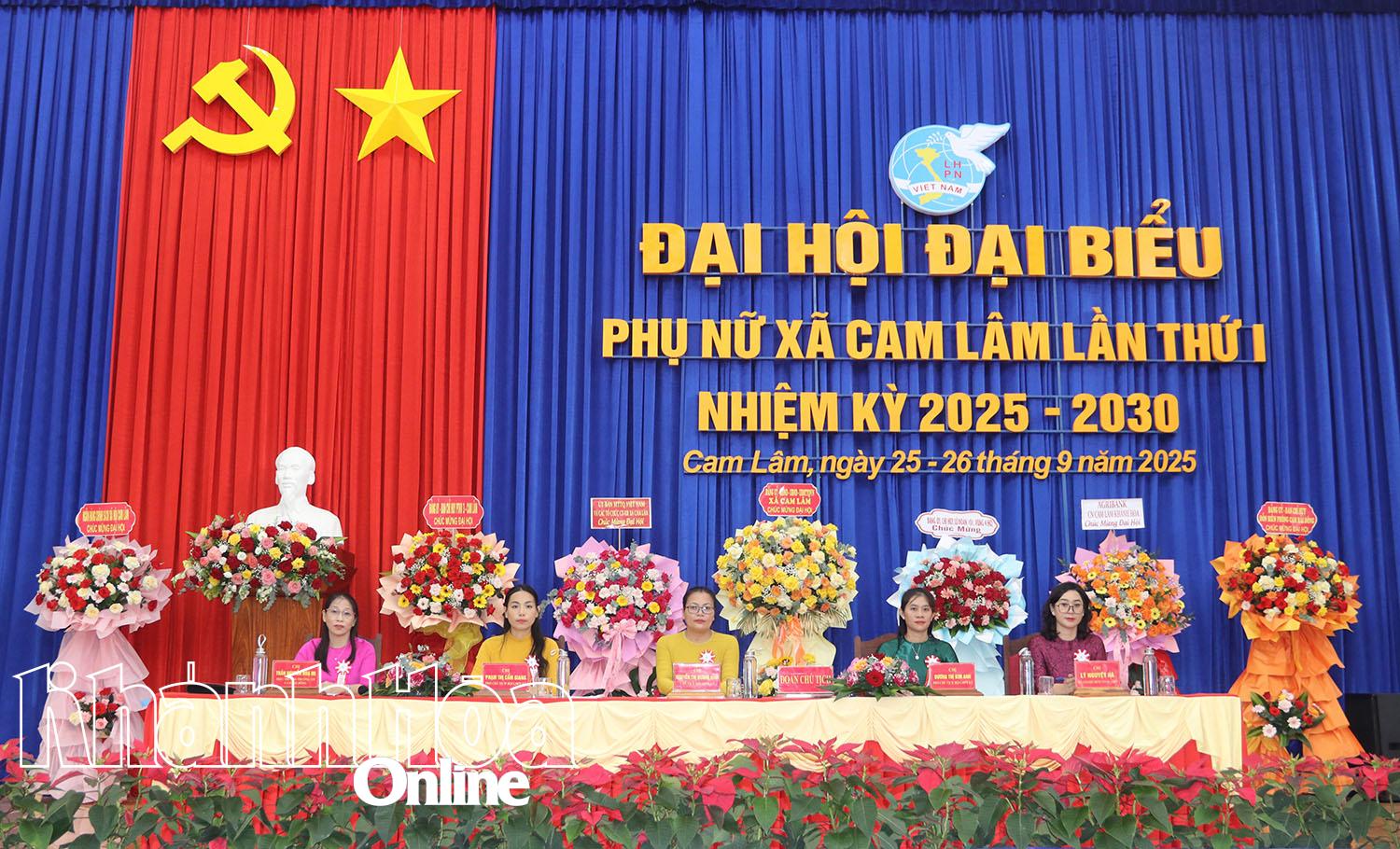 Đoàn chủ tịch điều hành đại hội.