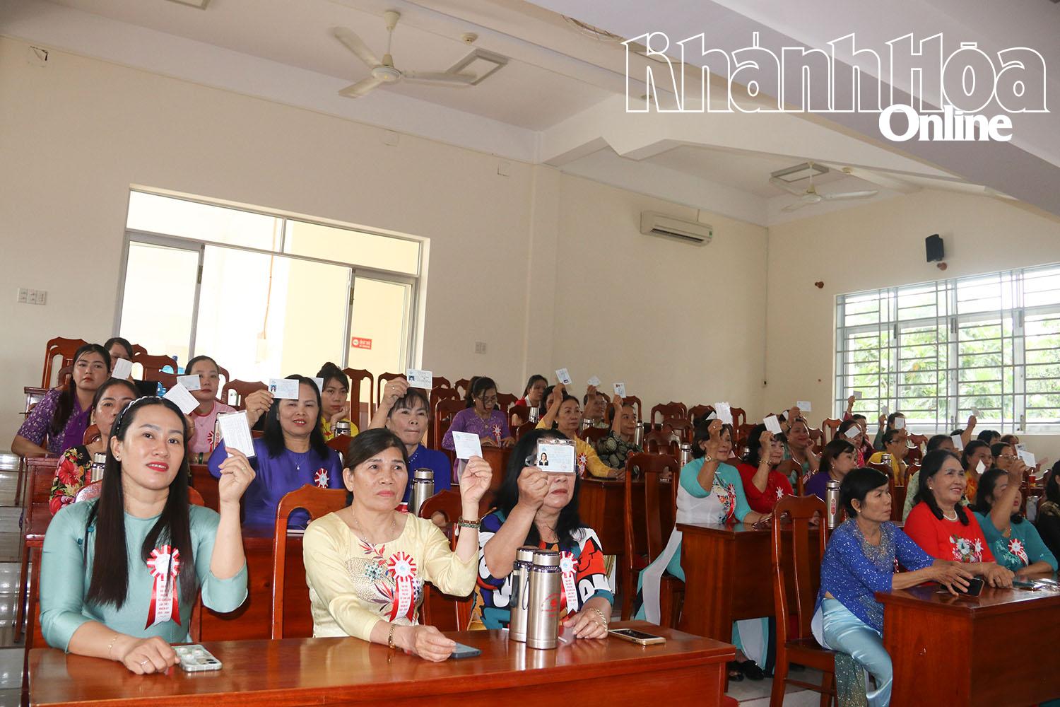 Các đại biểu biểu quyết thông qua báo cáo thẩm tra tư cách đại biểu dự đại hội.