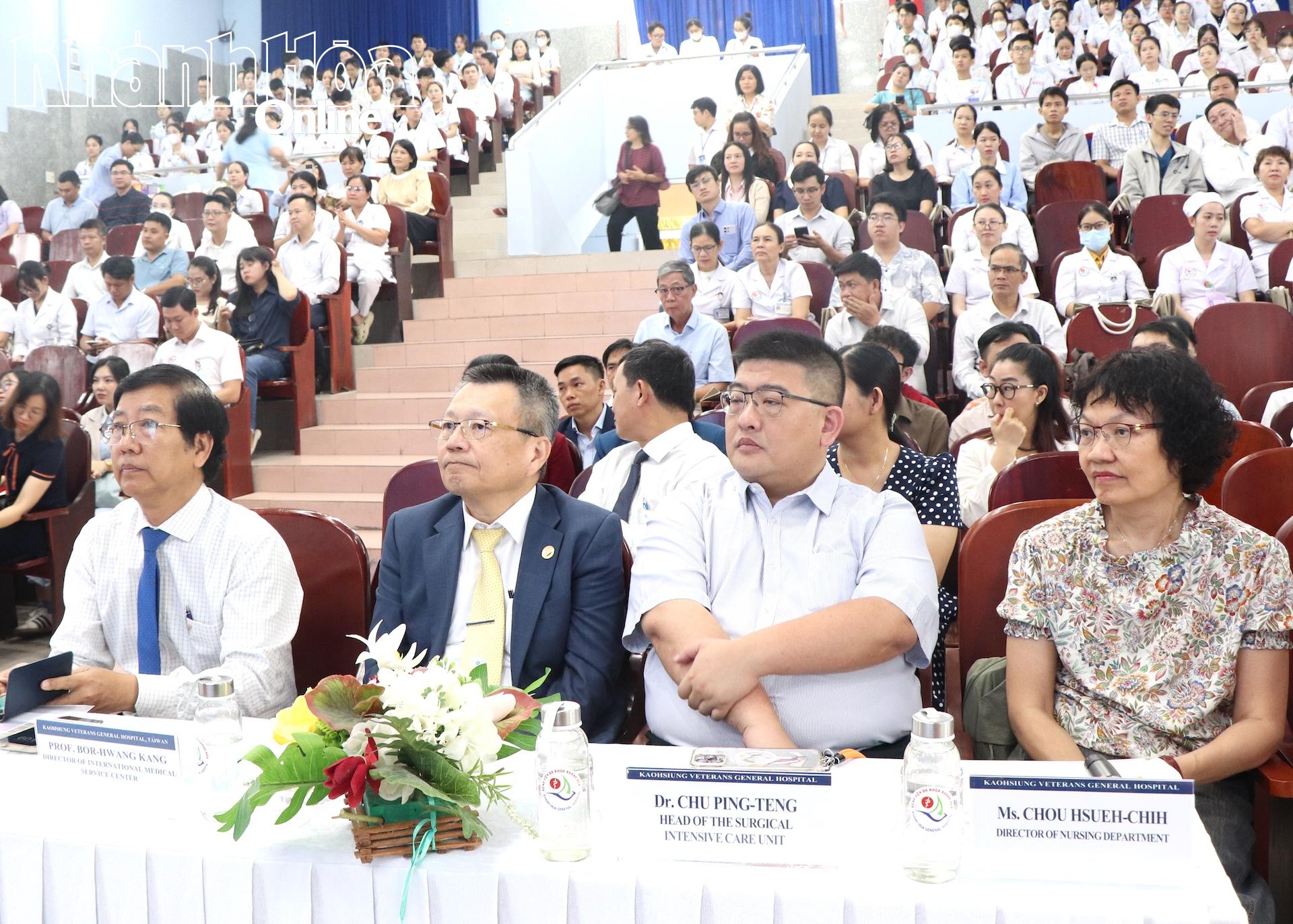 Các chuyên gia đầu ngành của Bệnh viện Đa khoa Cựu chiến binh Cao Hùng (Đài Loan) tham dự hội nghị.
