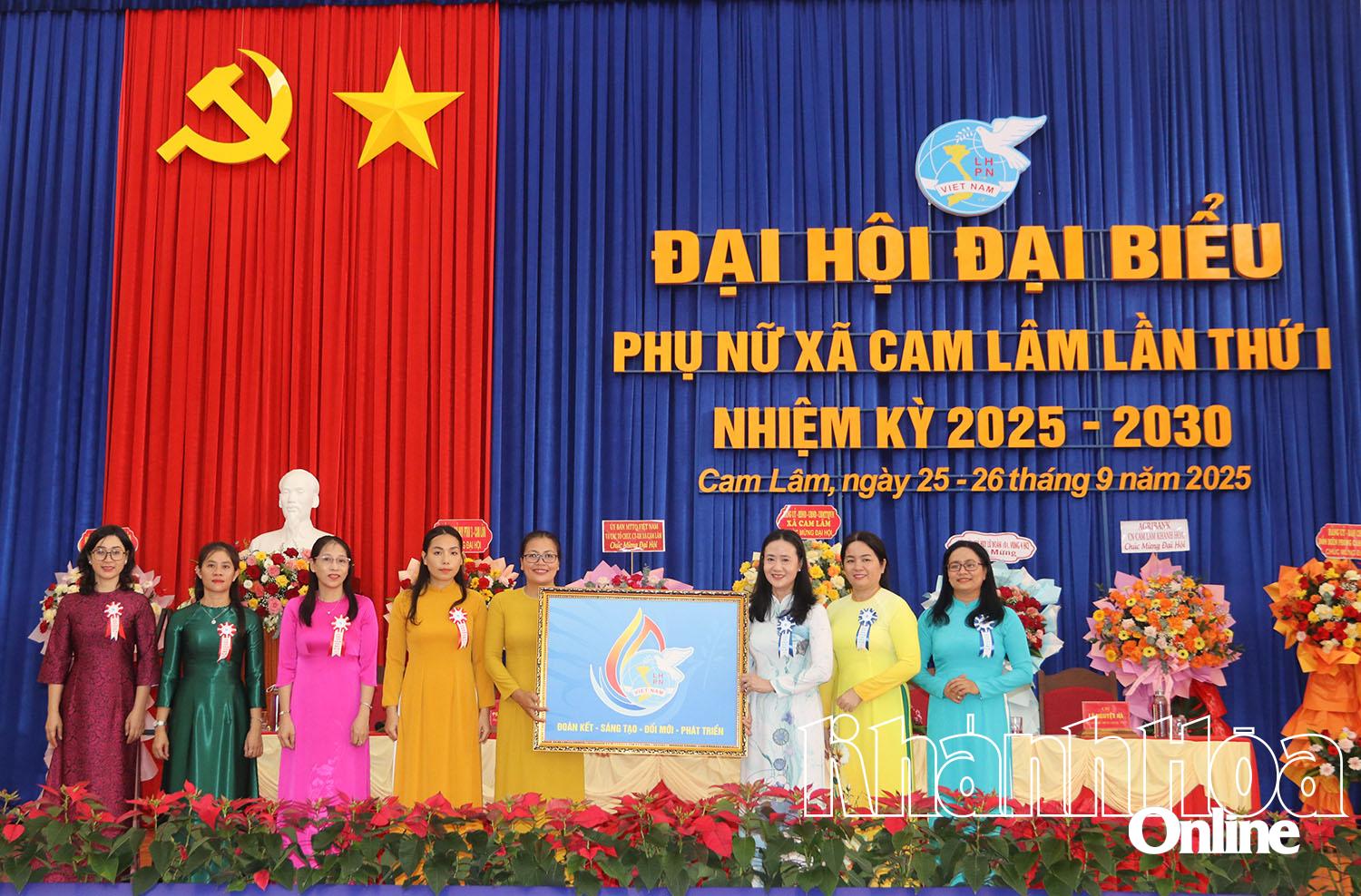 Hội Liên hiệp Phụ nữ tỉnh tặng quà chúc mừng đại hội.