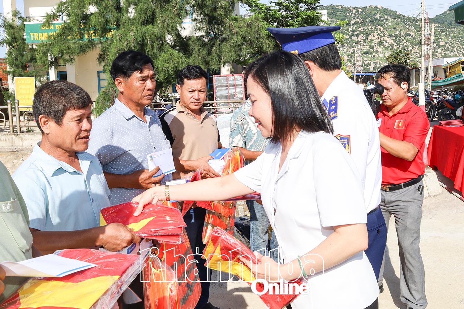 Lãnh đạo ban Tuyên giáo và Dân vận Tỉnh ủy tặng quà cho ngư dân tại chương trình.

