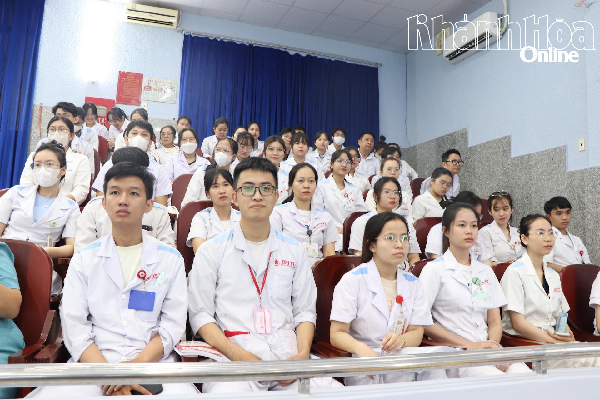 Cán bộ y tế tham dự hội nghị.