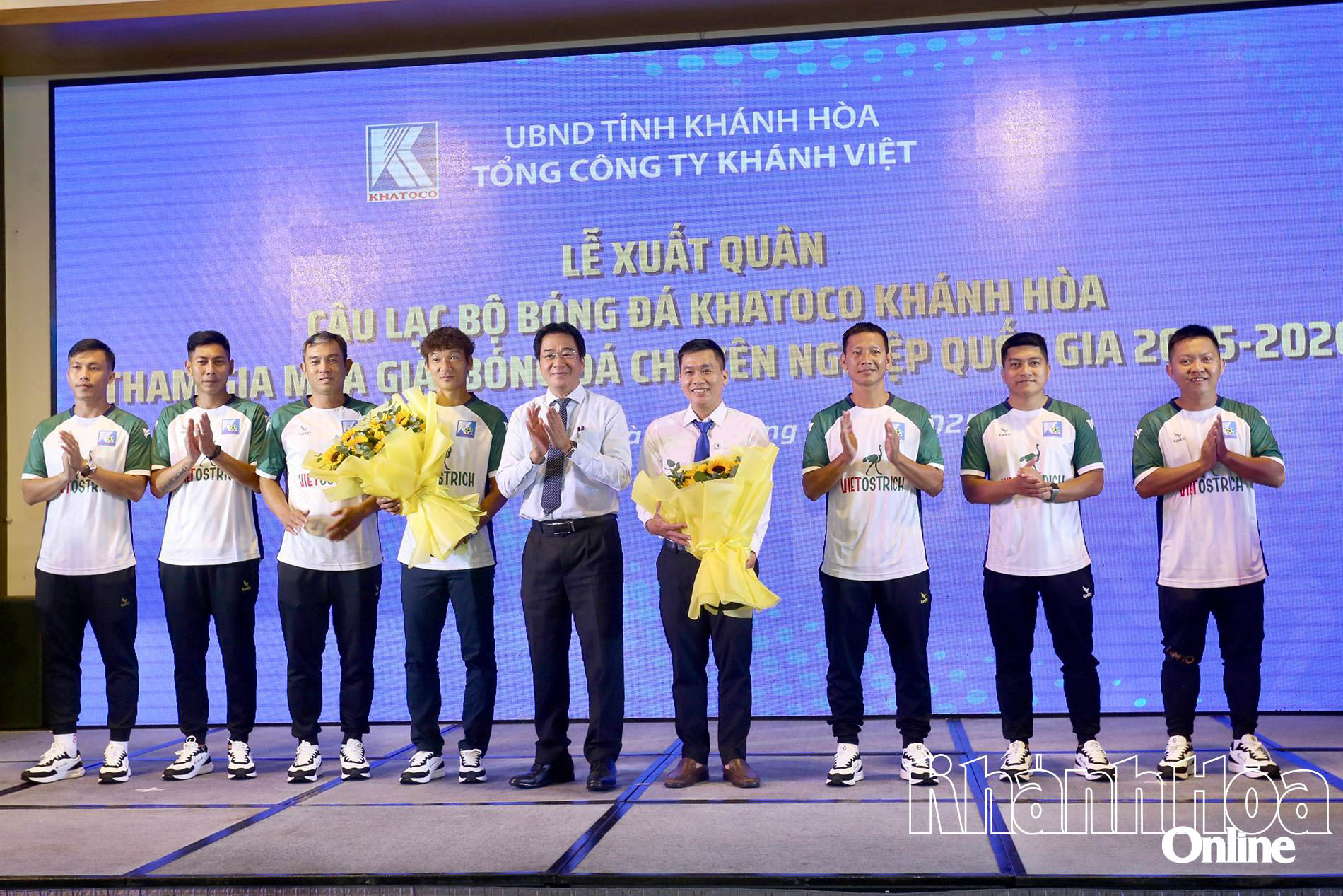 Đồng chí Nguyễn Long Biên - Ủy viên Ban Thường vụ Tỉnh ủy, Phó Chủ tịch UBND tỉnh tặng hoa chúc mừng Ban huấn luyện đội bóng Khatoco Khánh Hòa.