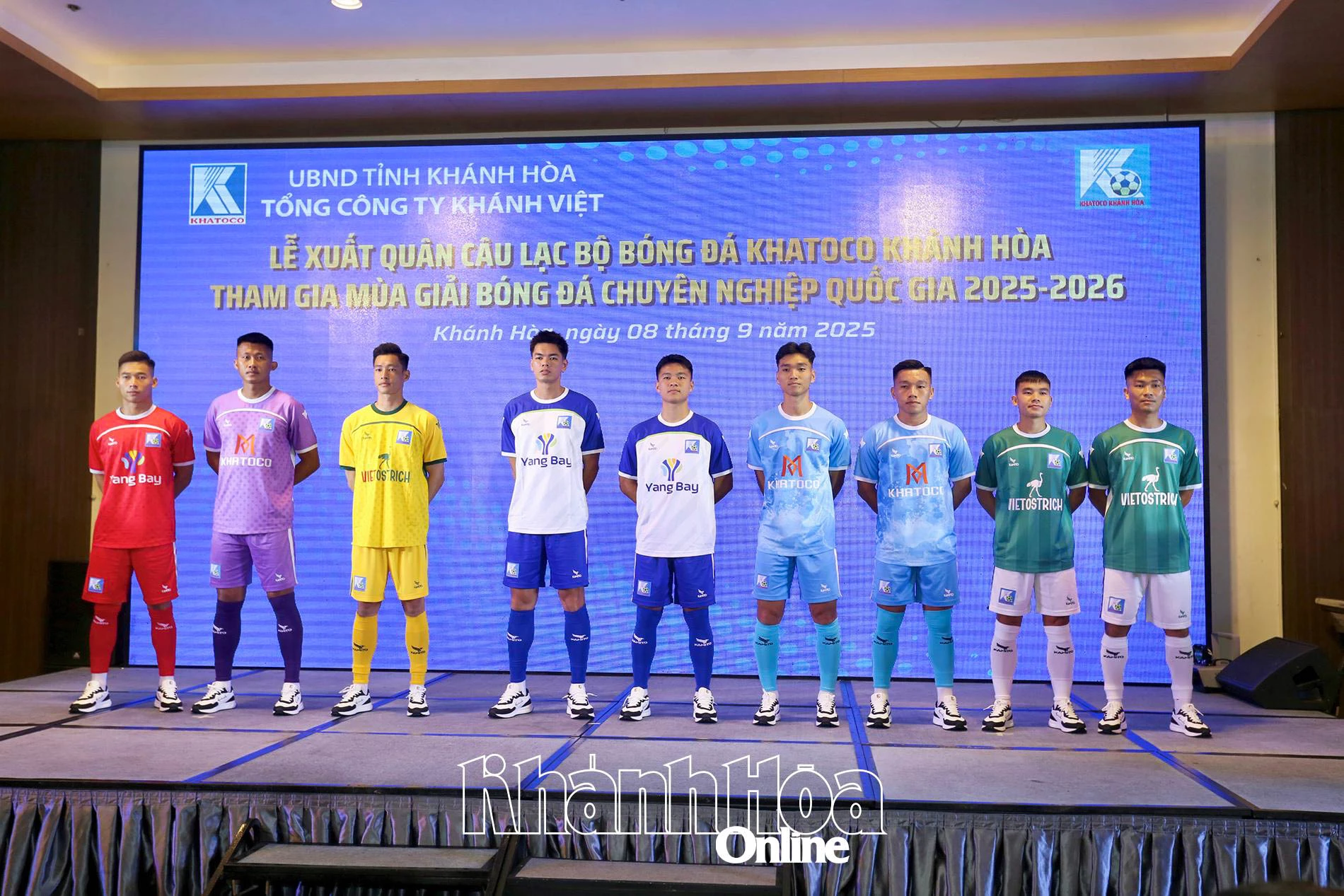 Đội bóng Khatoco Khánh Hòa ra mắt trang phục thi đấu mùa giải mới.