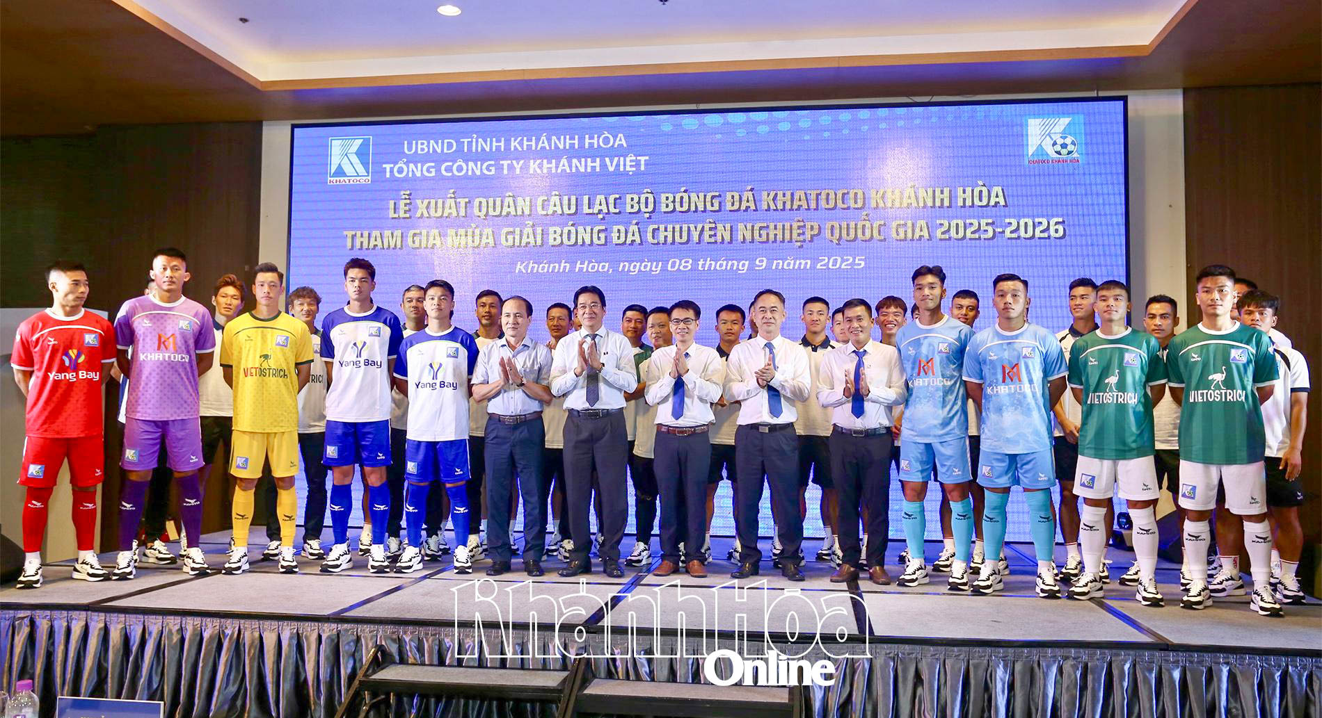 Lãnh đạo tỉnh chụp ảnh lưu niệm với đội bóng Khatoco Khánh Hòa.