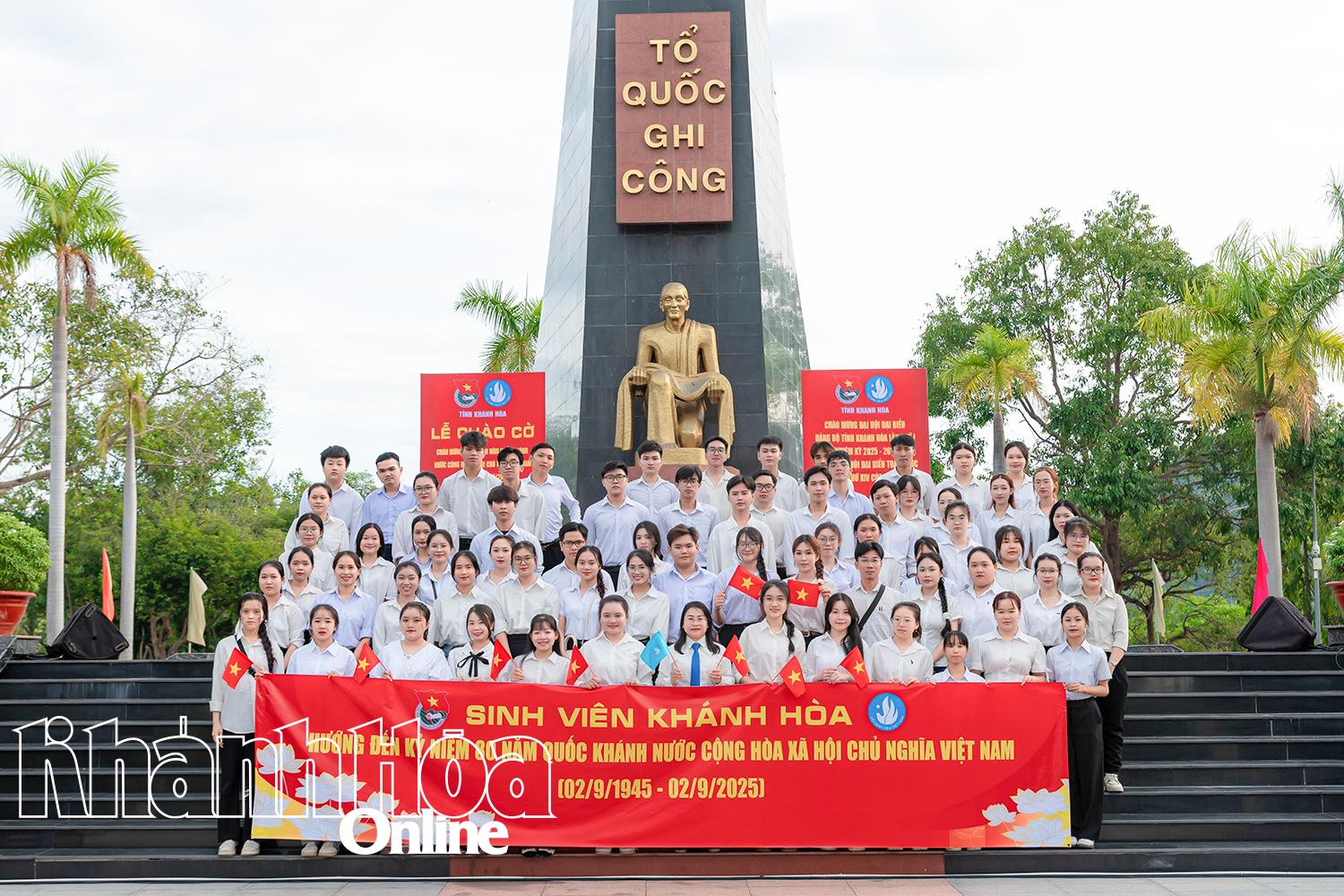 Sinh viên
Khánh Hòa
chụp ảnh lưu niệm tại Nghĩa trang liệt sĩ Hòn Dung (phường
Tây Nha Trang) nhân kỷ niệm
80 năm
Quốc khánh.