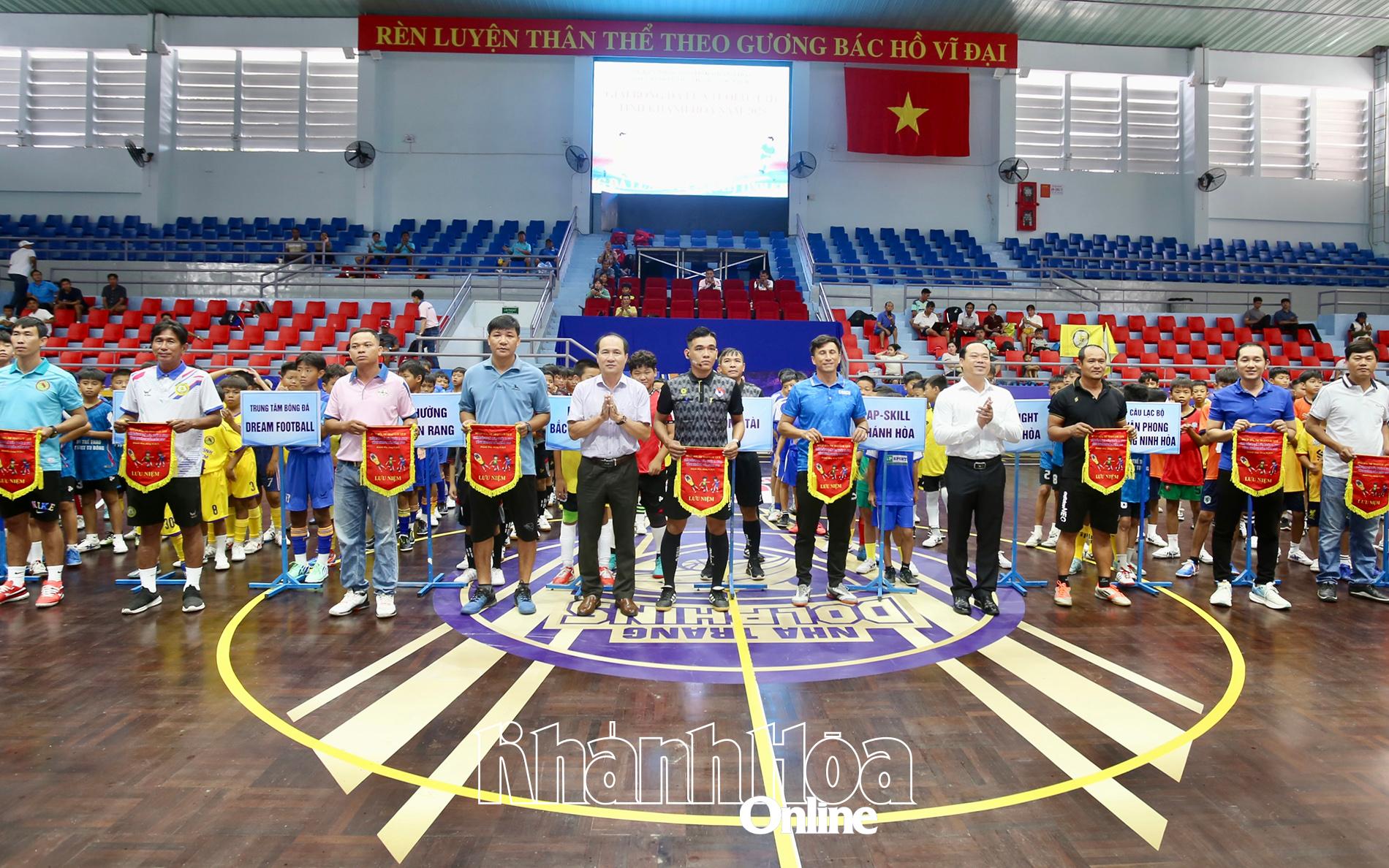 Ban tổ chức tặng cờ lưu niệm cho các đội bóng về tham dự giải.