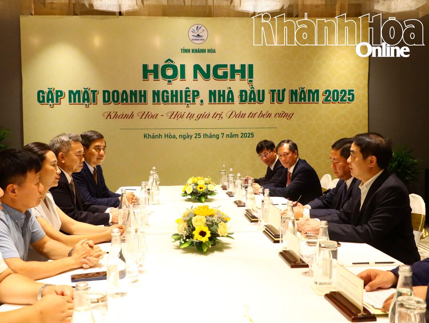 Bí thư Tỉnh ủy Nghiêm Xuân Thành gặp mặt, trao đổi cơ hội đầu tư với các doanh nghiệp.