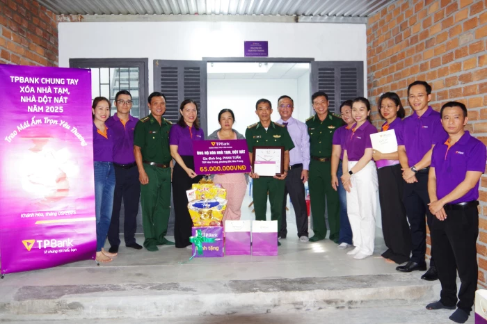 Bàn giao "Nhà đồng đội" cho quân nhân có hoàn cảnh khó khăn
