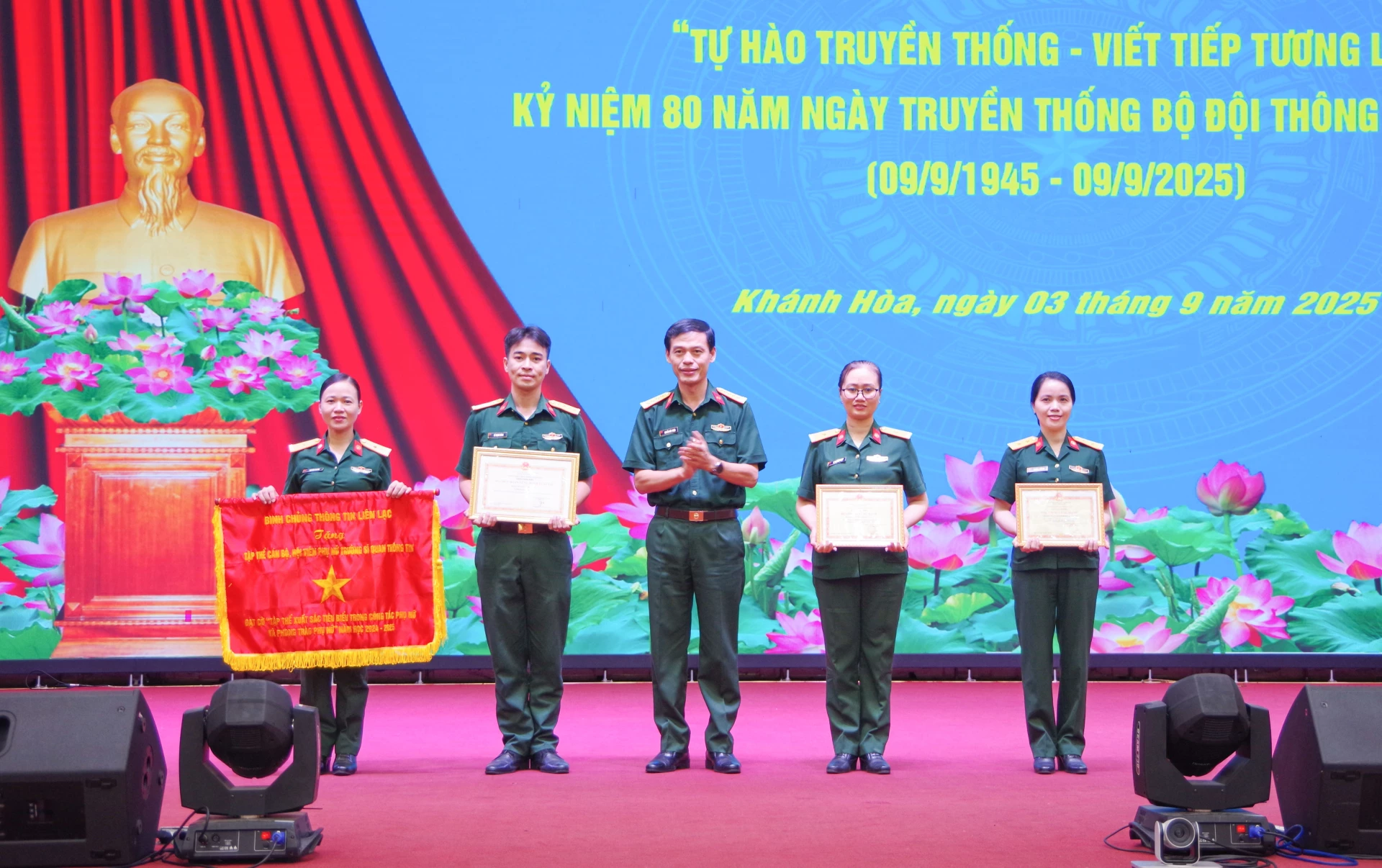 Nhà trường trao thưởng cho các tập thể, cá nhân có thành tích xuất sắc trong phong trào “Quân đội chung sức xây dựng nông thôn mới” và công tác quần chúng.