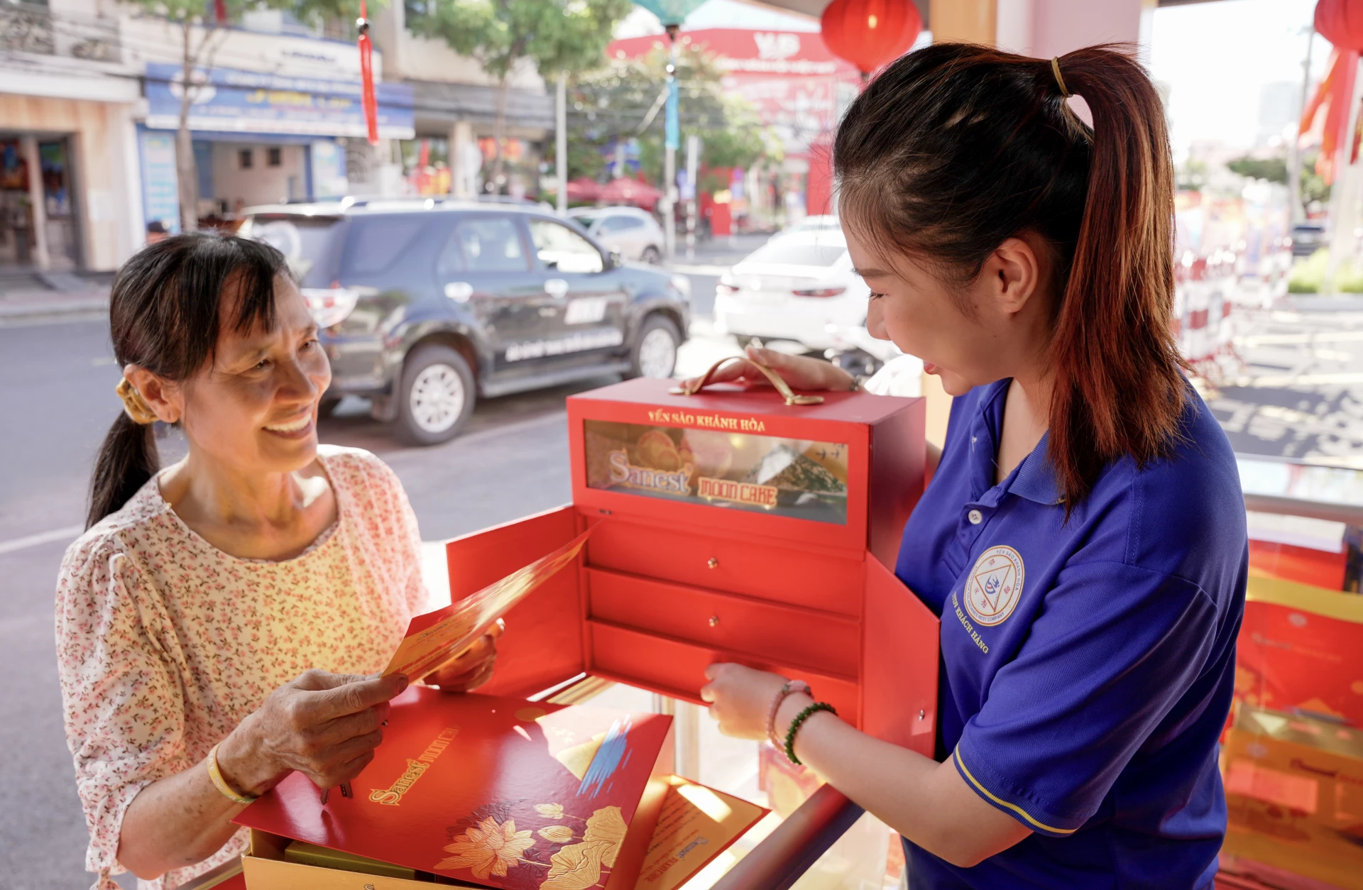 Khách hàng lựa chọn hộp bánh Sanest Moon Cake phiên bản mới với thiết kế sang trọng, tinh tế.