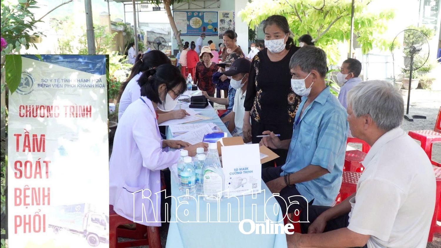 Đông đảo người dân tham gia khám sàng lọc bệnh về phổi.