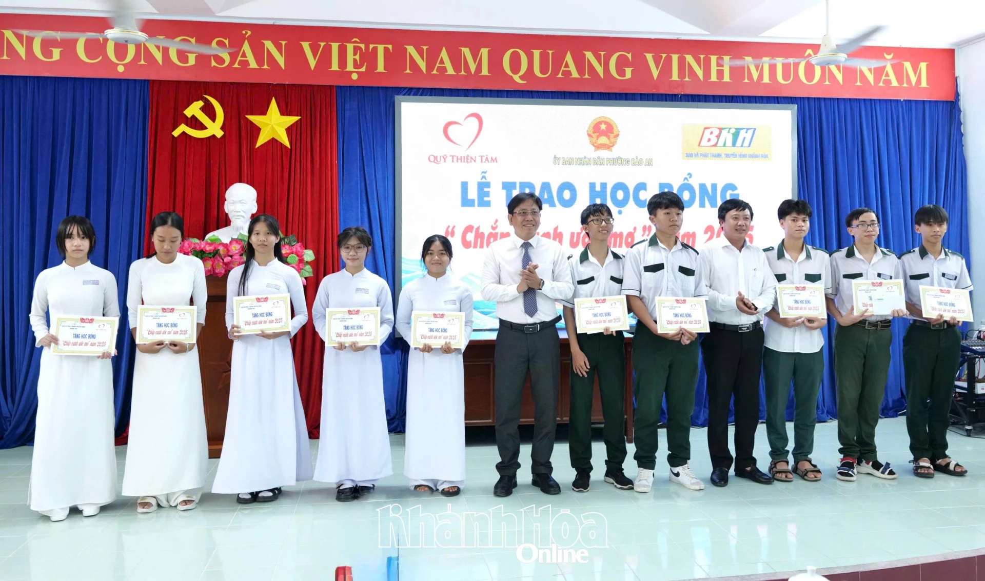Nhà báo Cung Phú Quốc, Phó Tổng biên tập Đài Phát thanh và Truyền hình Khánh Hòa, cùng lãnh đạo phường Bảo An trao học bổng cho các em học sinh