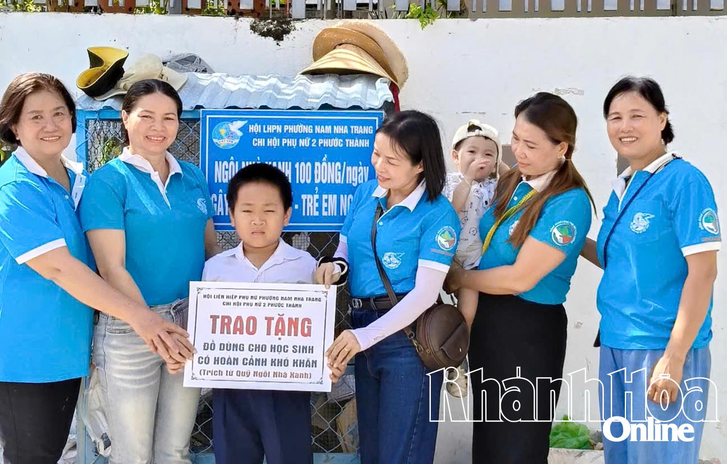 Chi hội Phụ nữ Tổ dân phố 2 Phước Thành, phường Nam Nha Trang trao quà cho học sinh khó khăn từ nguồn quỹ mô hình Ngôi nhà xanh.