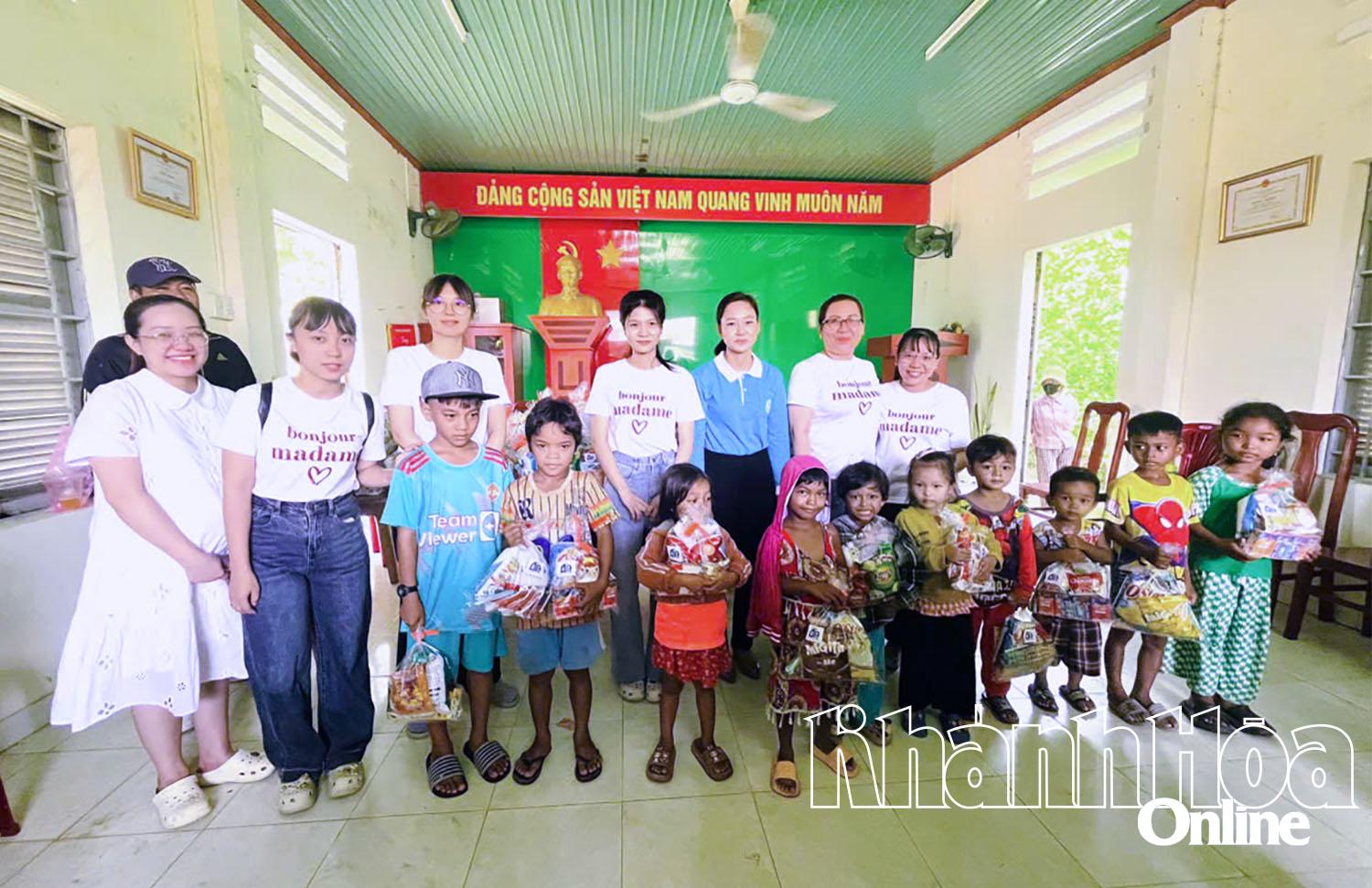 Trao quà Trung thu cho trẻ em khó khăn ở thôn Sông Búng, xã Tây Ninh Hòa.