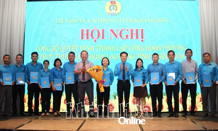 Liên đoàn Lao động tỉnh Khánh Hòa công bố quyết định thành lập công đoàn 9 phường