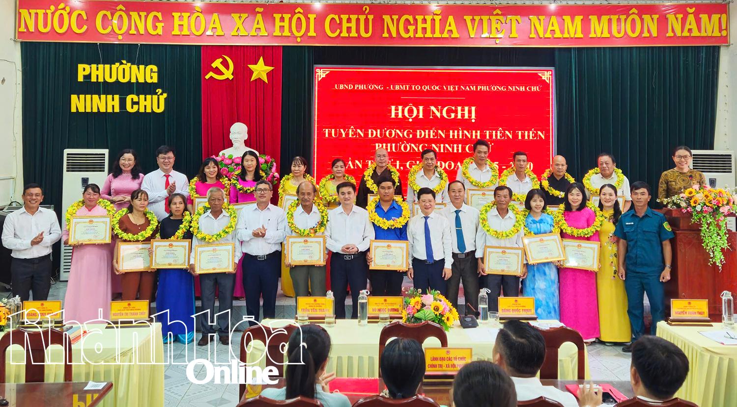 Lãnh đạo phường Ninh Chử trao giấy khen cho các tập thể và cá nhân.