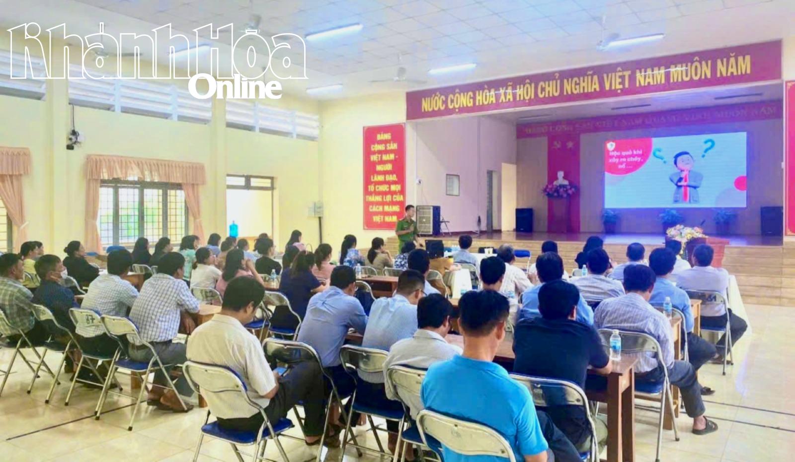 Các cán bộ, giáo viên và học viên nhà trường được chiến sĩ chữa cháy hướng dẫn kỹ năng ứng phó cháy nổ 