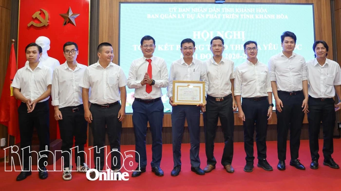 Ban Quản lý Dự án phát triển tỉnh khen thưởng 12 tập thể và cá nhân trong phong trào thi đua yêu nước