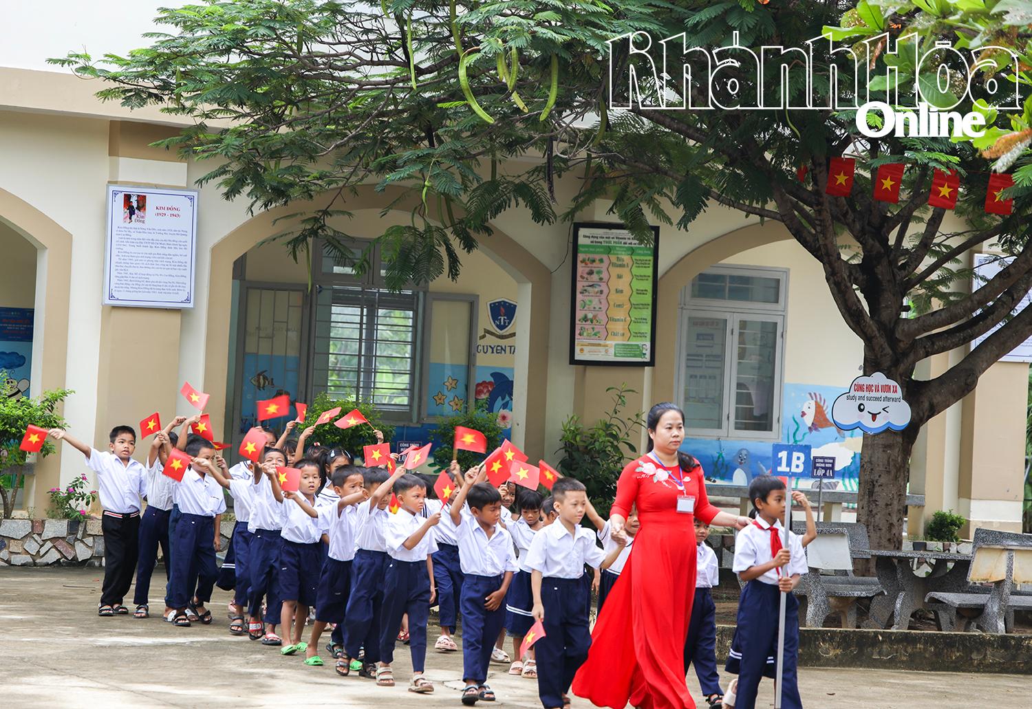 Chào đón các em học sinh lớp 1.
