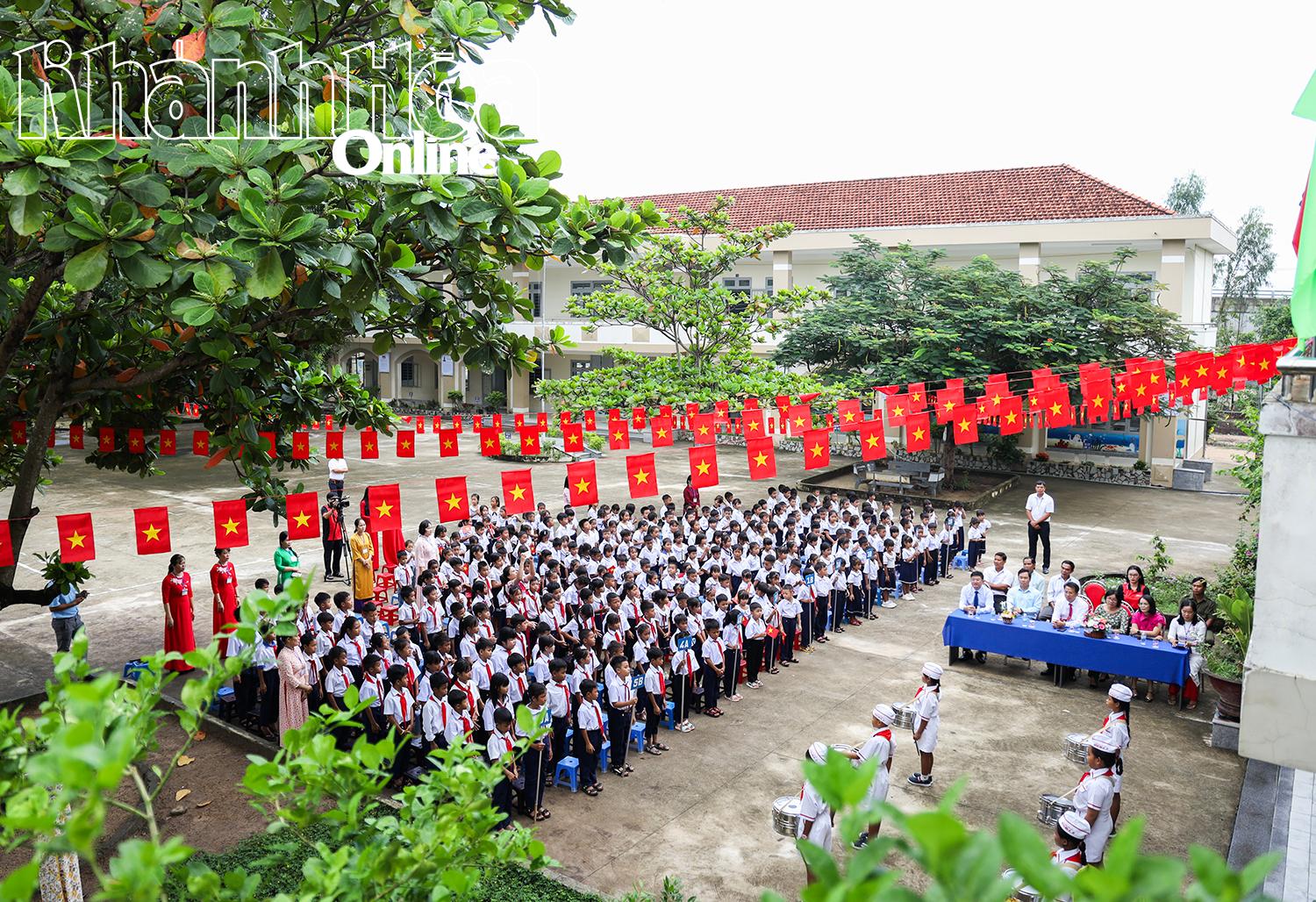 Quang cảnh lễ khai giảng.