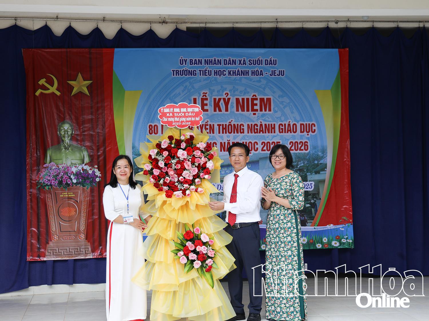 Lãnh đạo xã Suối Dầu tặng hoa chúc mừng nhà trường nhân dịp khai giảng năm học mới.