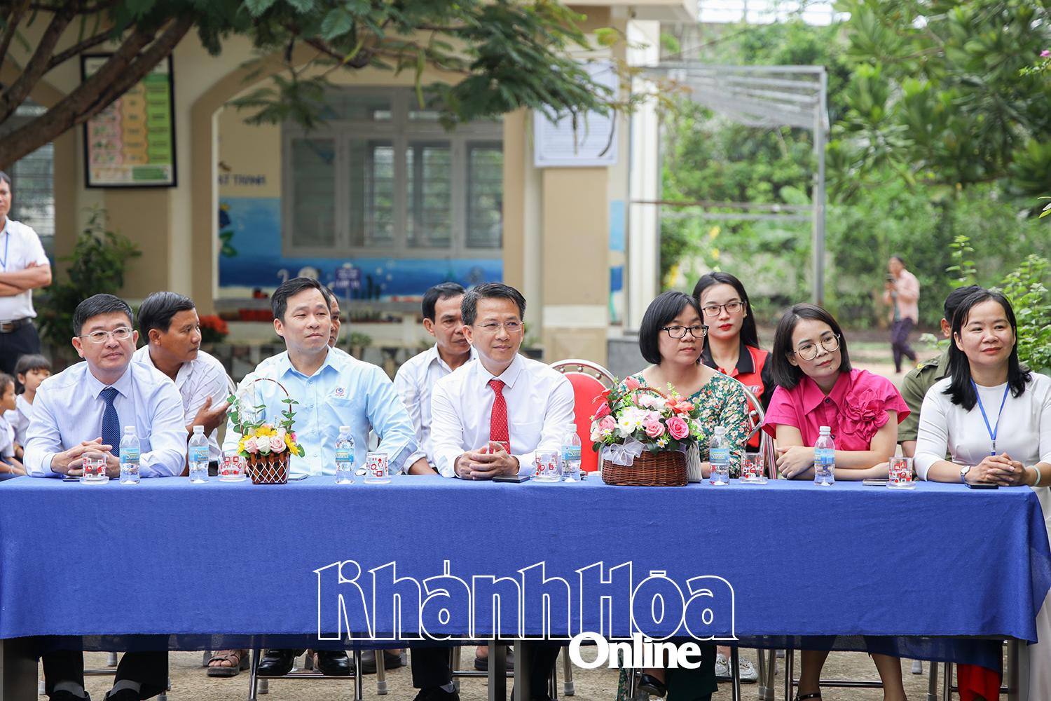 Các đại biểu tham dự lễ khai giảng.