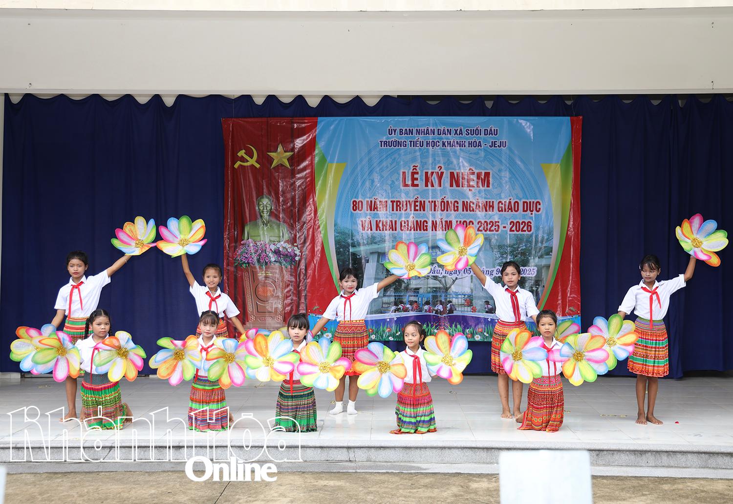 Tiết mục văn nghệ tại lễ khai giảng năm học mới.