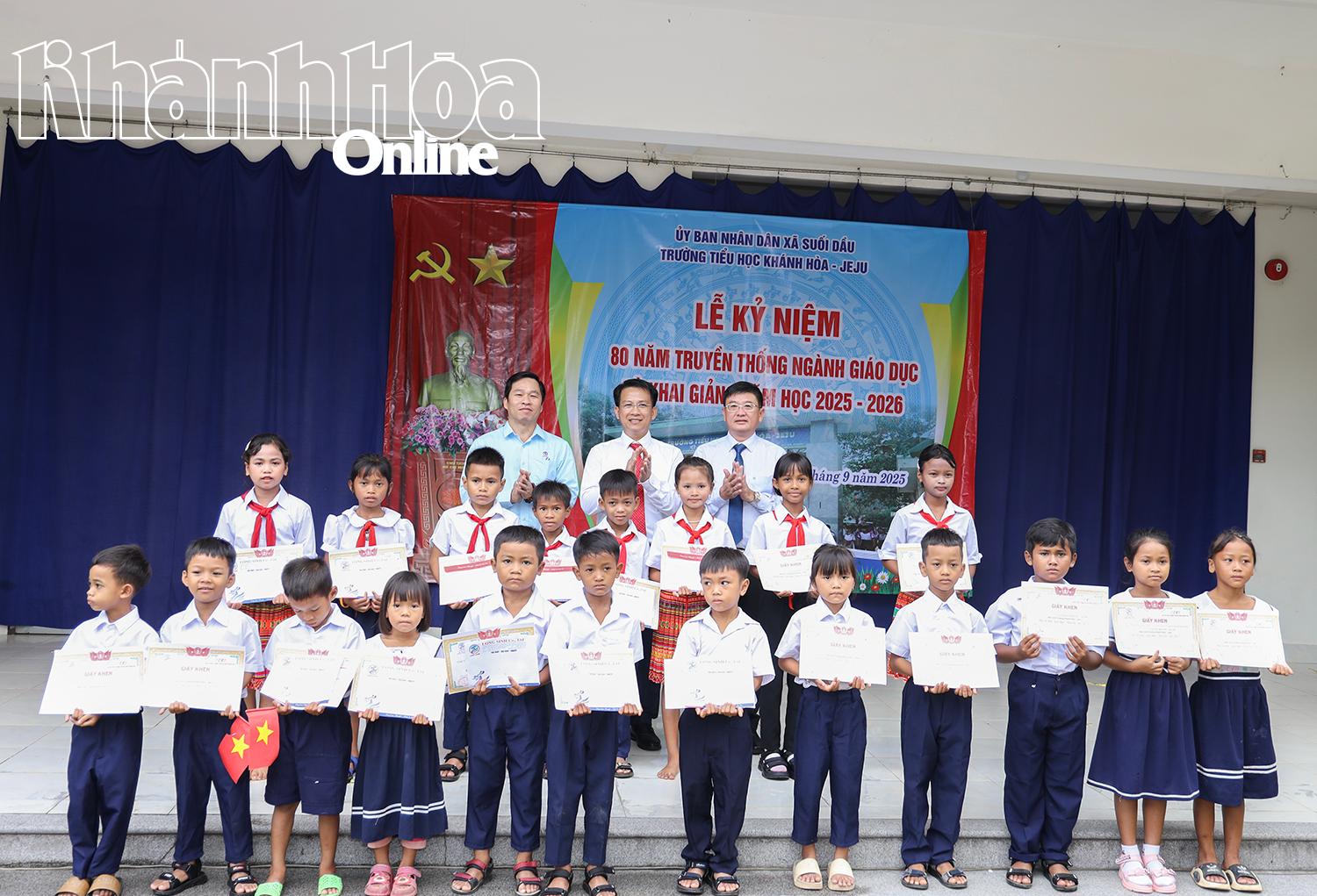 Các đồng chí đại biểu trao học bổng cho các em học sinh.