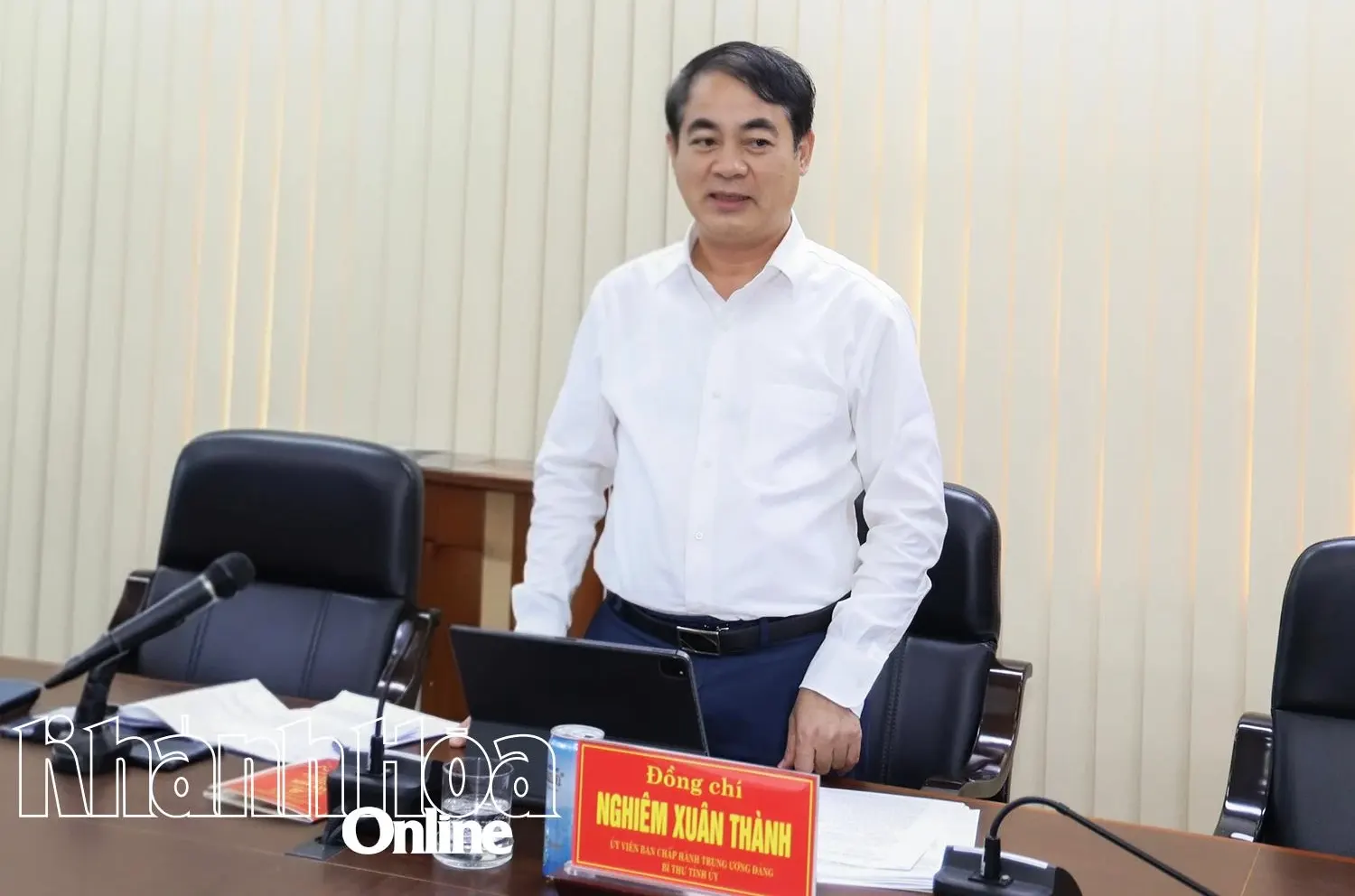 Bí thư Tỉnh ủy Nghiêm Xuân Thành phát biểu tại cuộc họp.