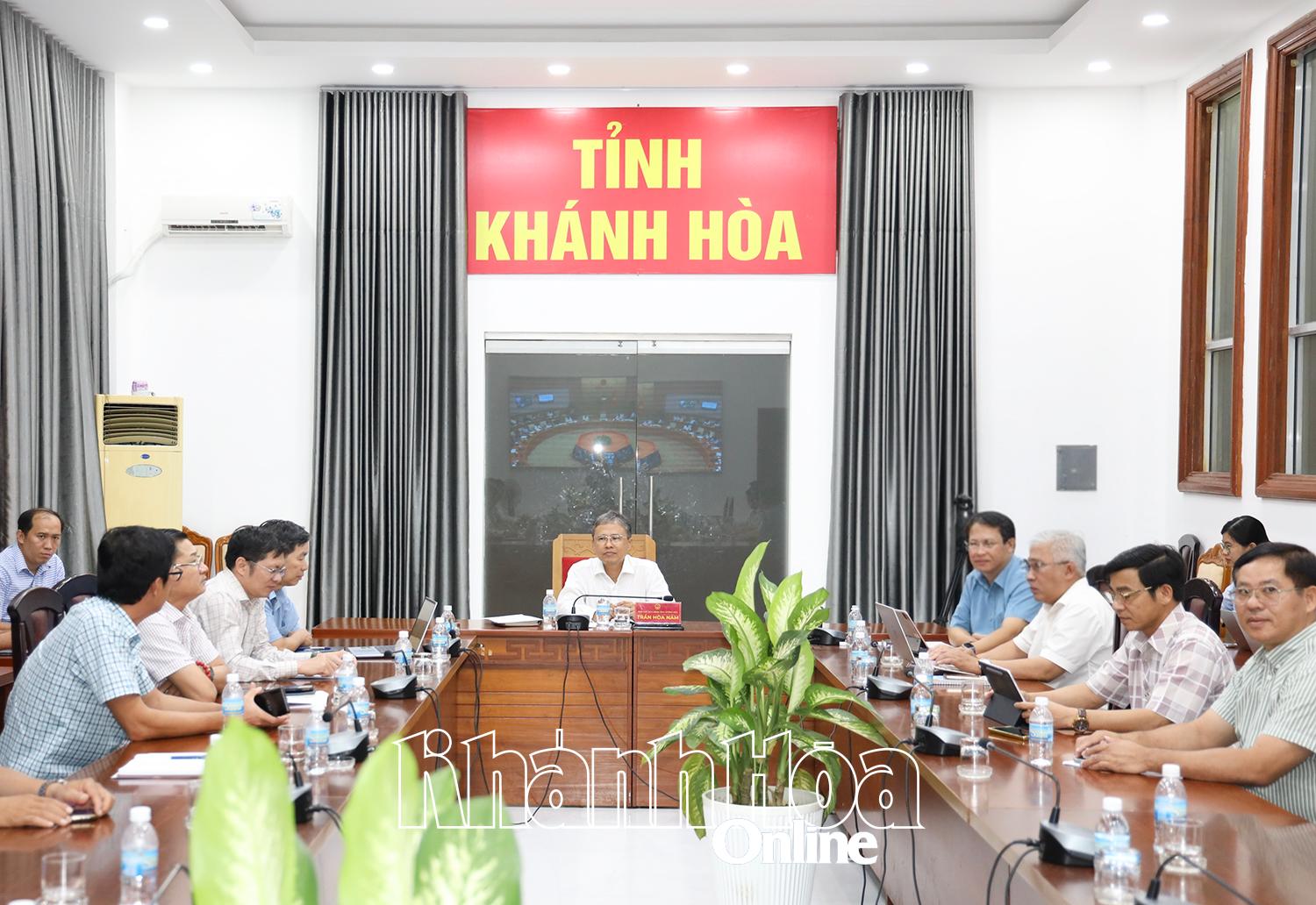 Đồng chí Trần Hòa Nam cùng lãnh đạo các sở, ban, ngành tham dự cuộc họp tại điểm cầu Khánh Hòa.