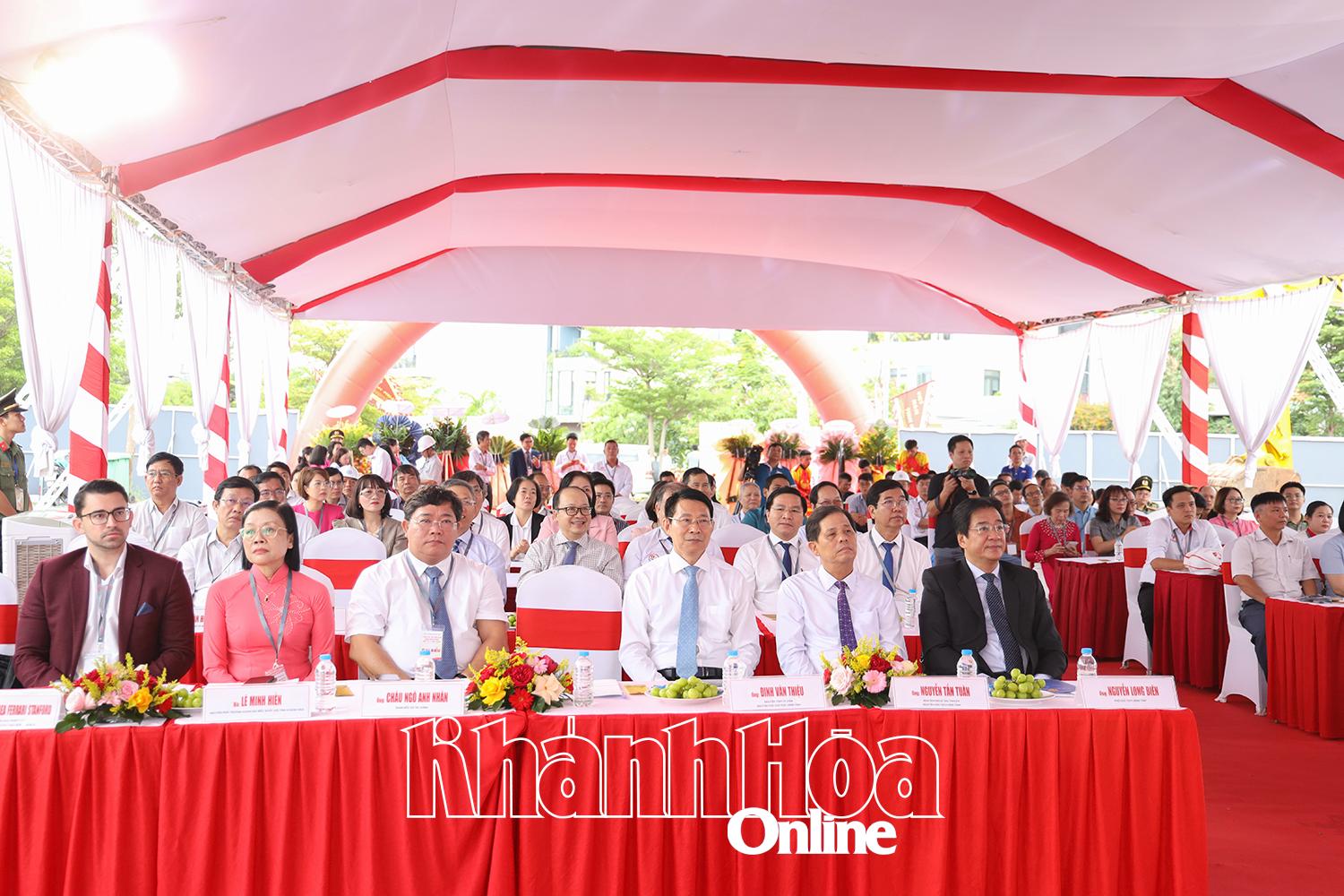 Các đại biểu tham dự lễ động thổ dự án.