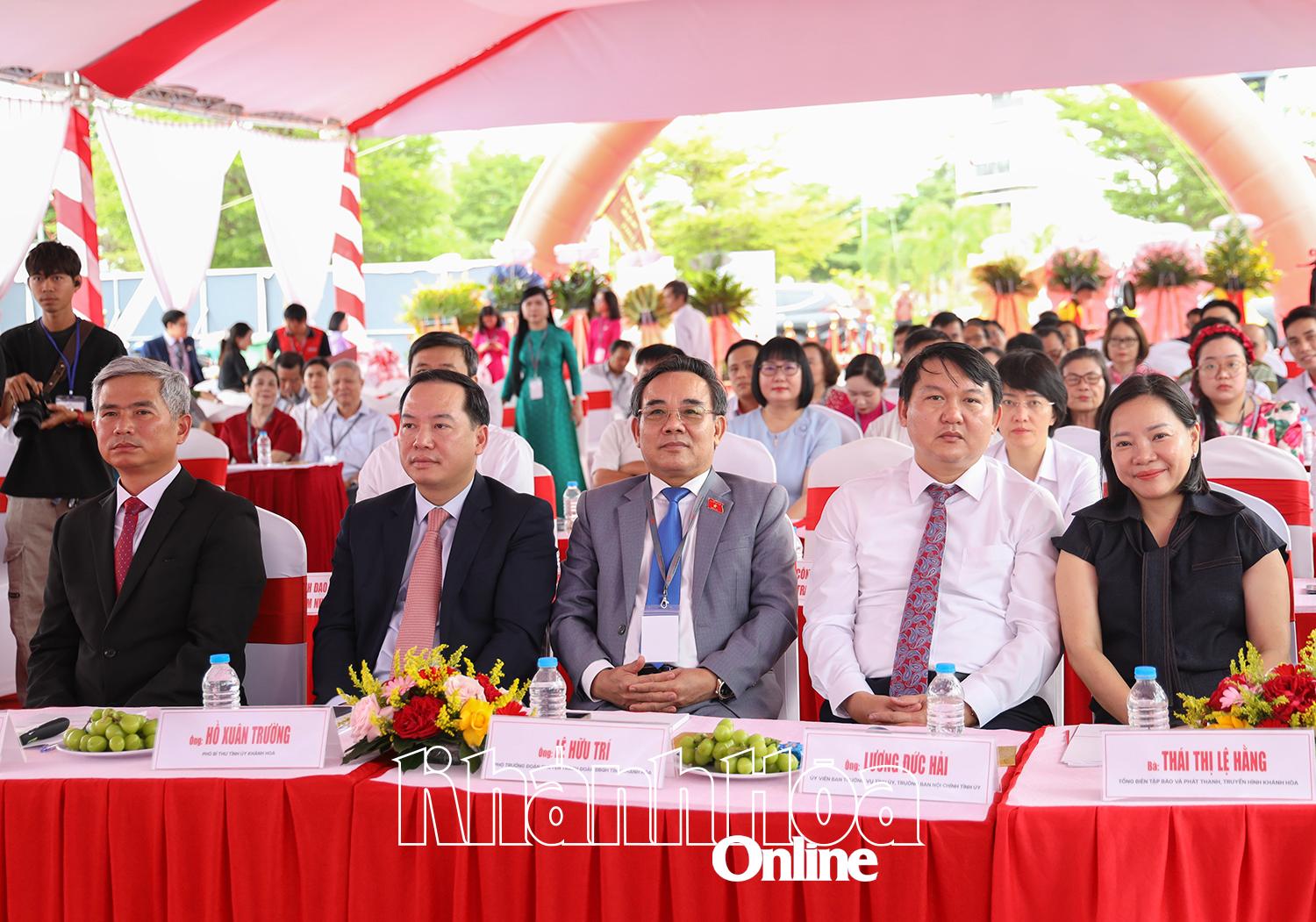 Các đại biểu tham dự lễ động thổ dự án.