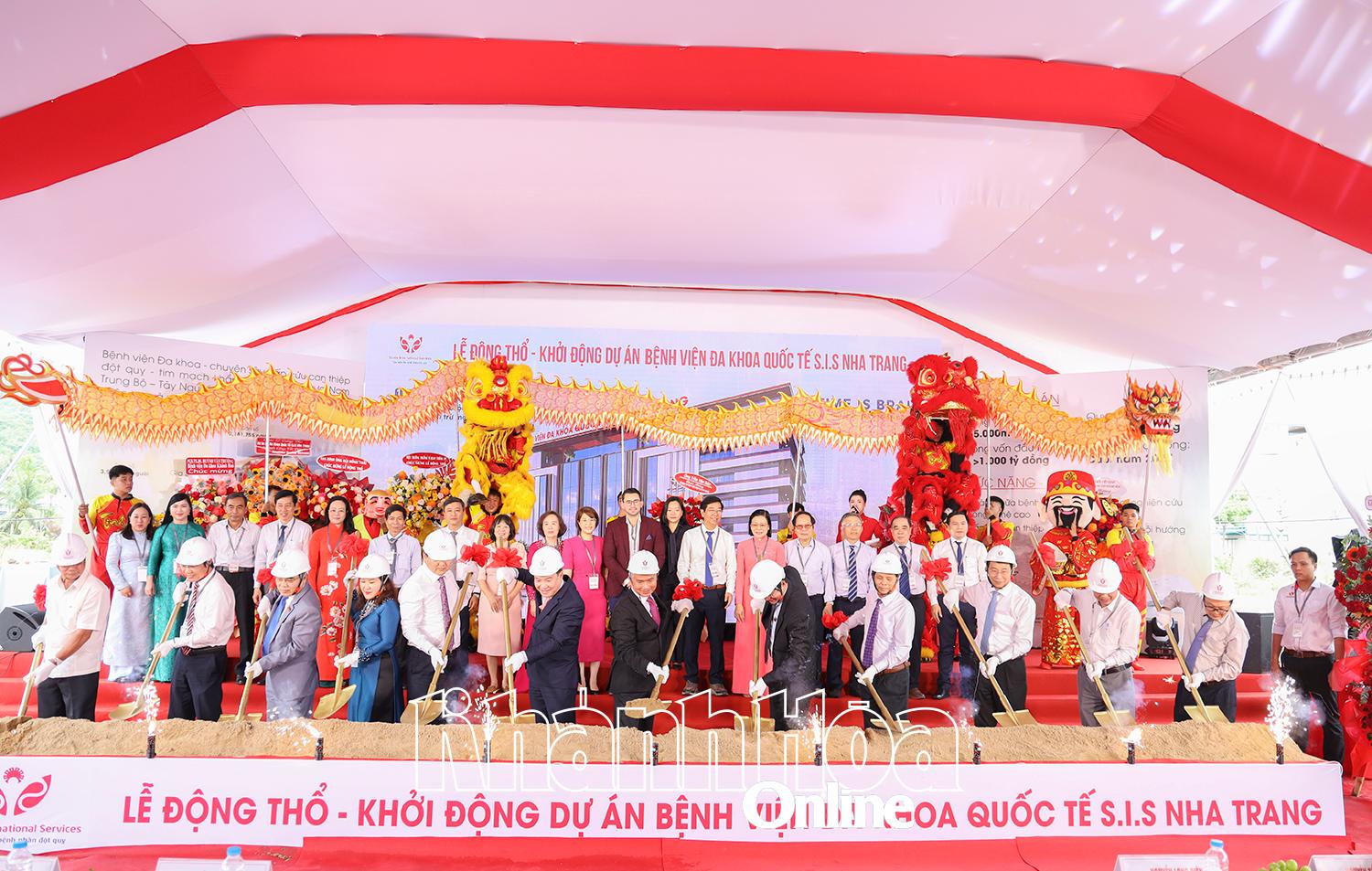 Các đại biểu thực hiện nghi thức động thổ dự án.