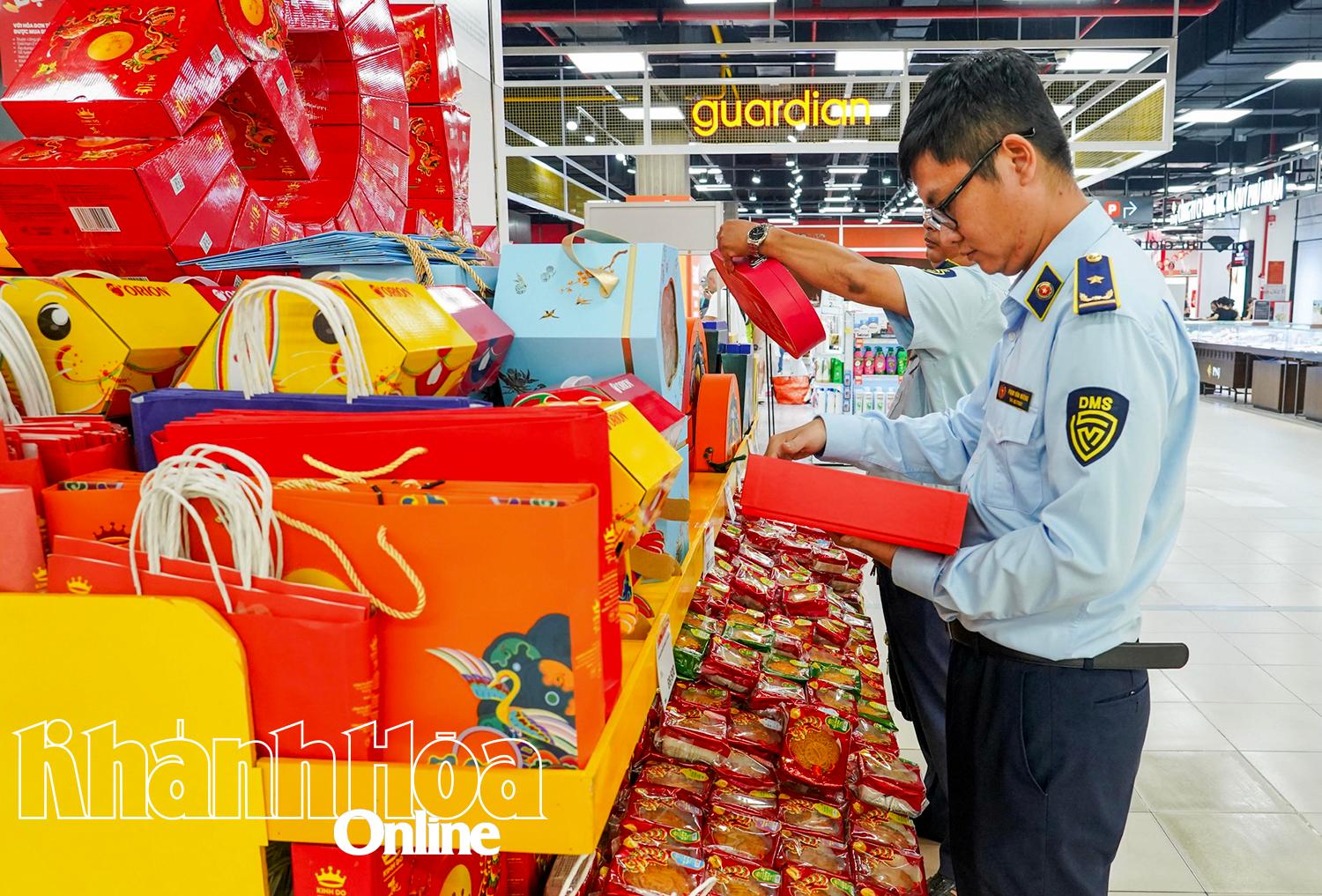 Cán bộ Đội Quản lý thị trường số 1 kiểm tra một số loại bánh trung thu tại siêu thị Lotte (phường Tây Nha Trang).