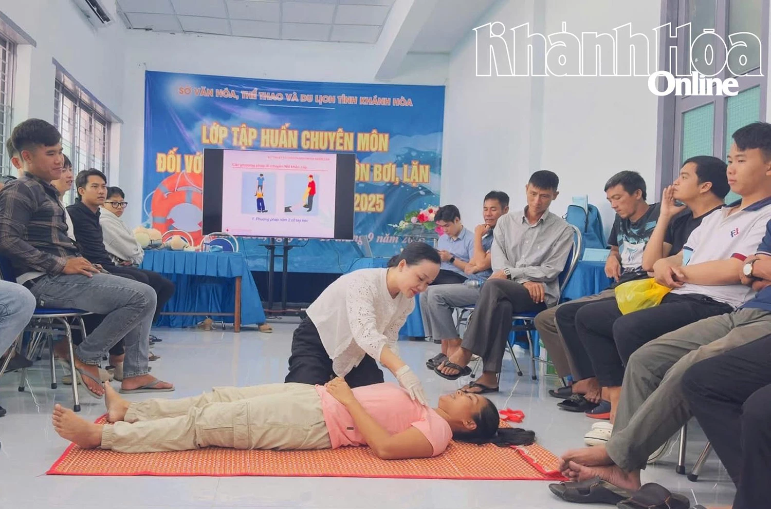 Các tập huấn viên thực hiện sơ cấp cứu giả định cho 1 trường hợp.