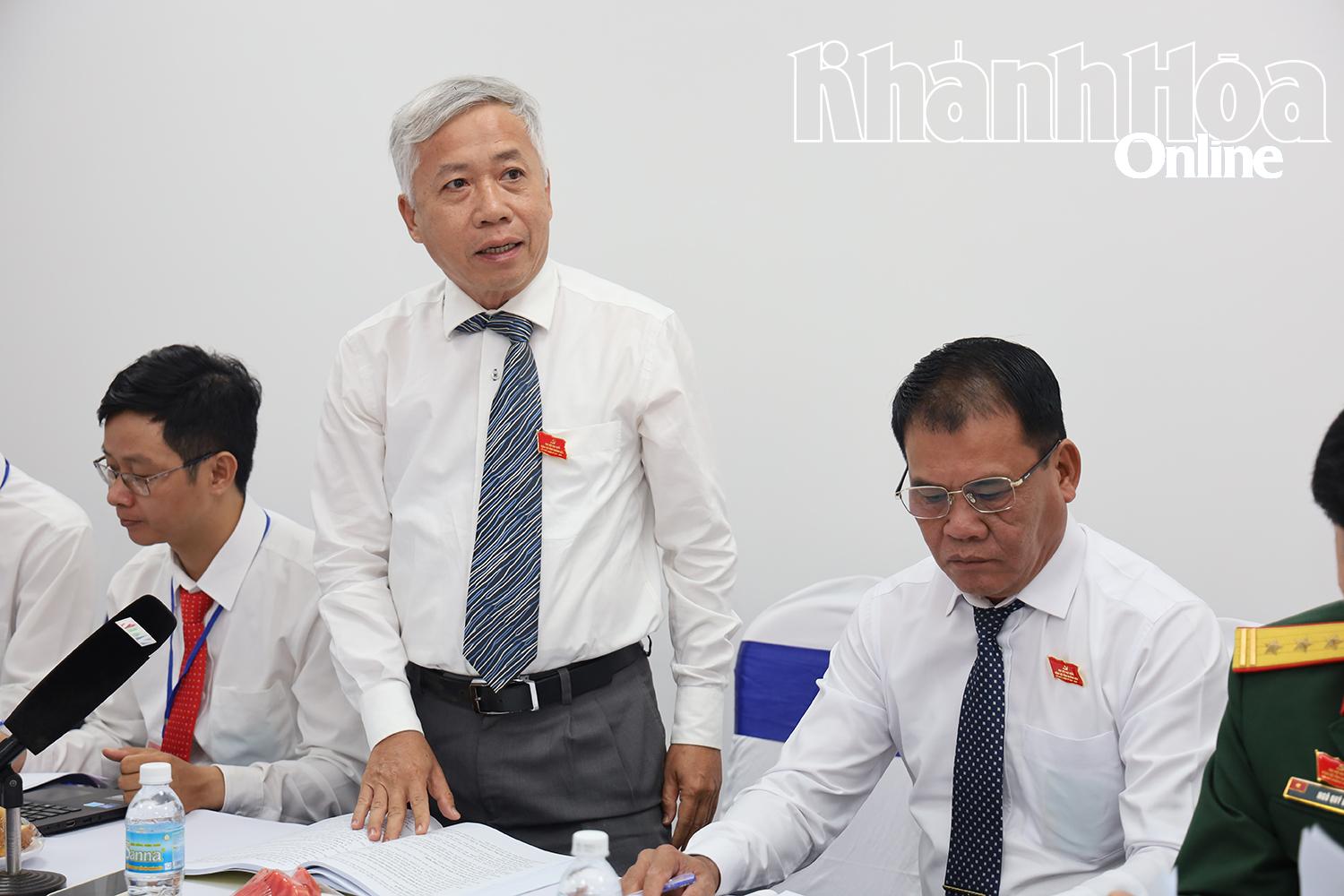 Giáo sư - Tiến sĩ Trang Sĩ Trung phát biểu tại tổ số 2. 